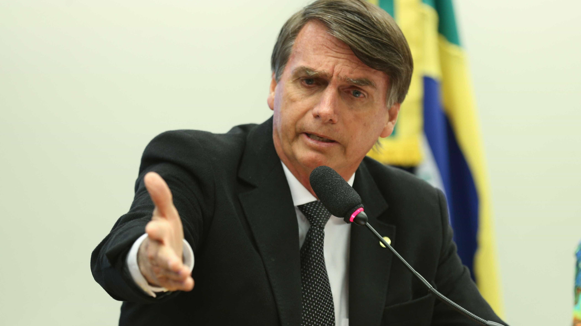 Chamado de fascista, Bolsonaro ataca jornalista: 'Você queima a rosca?'