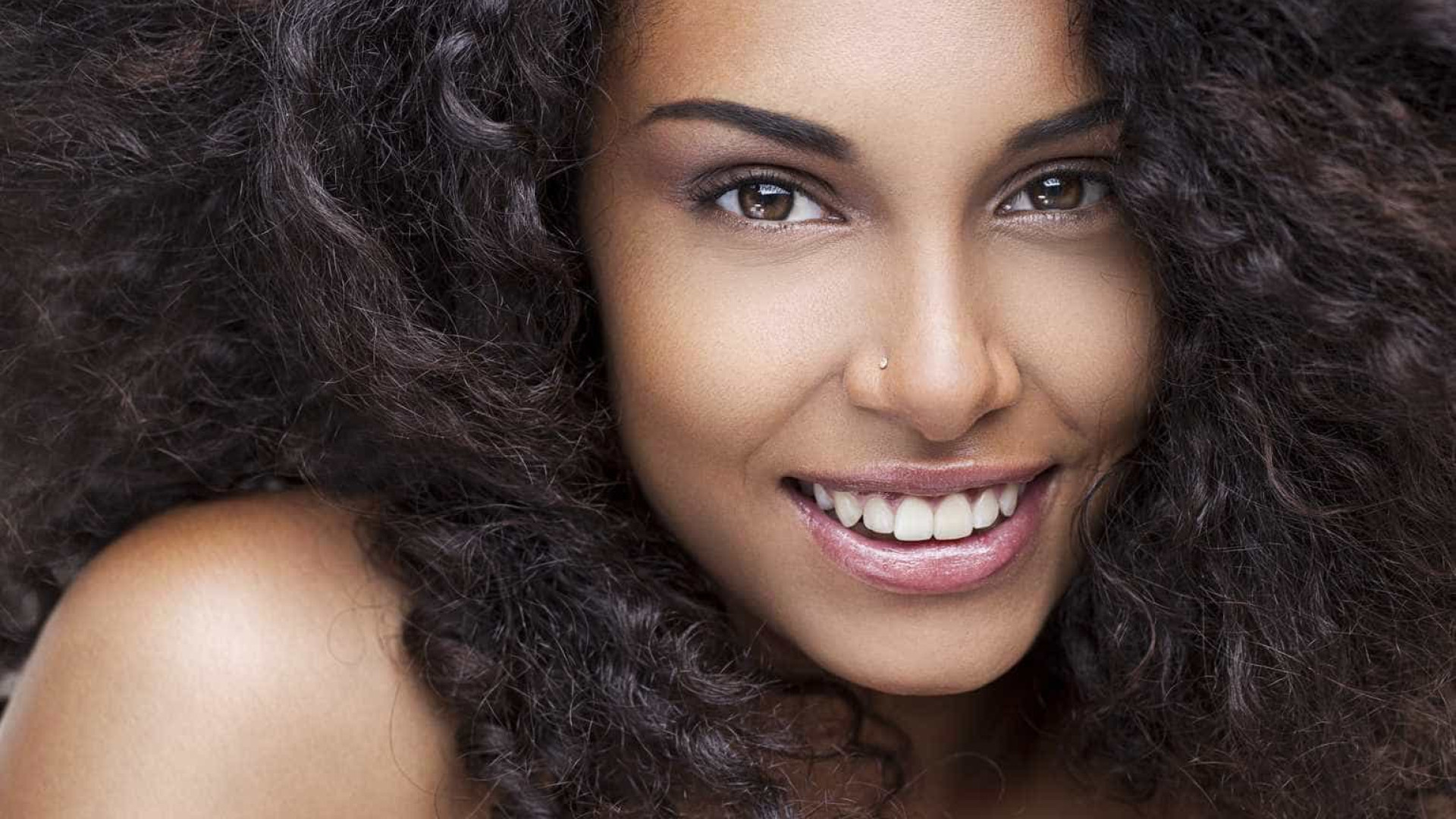 Saiba a rotina certa para evitar e tratar manchas na pele negra