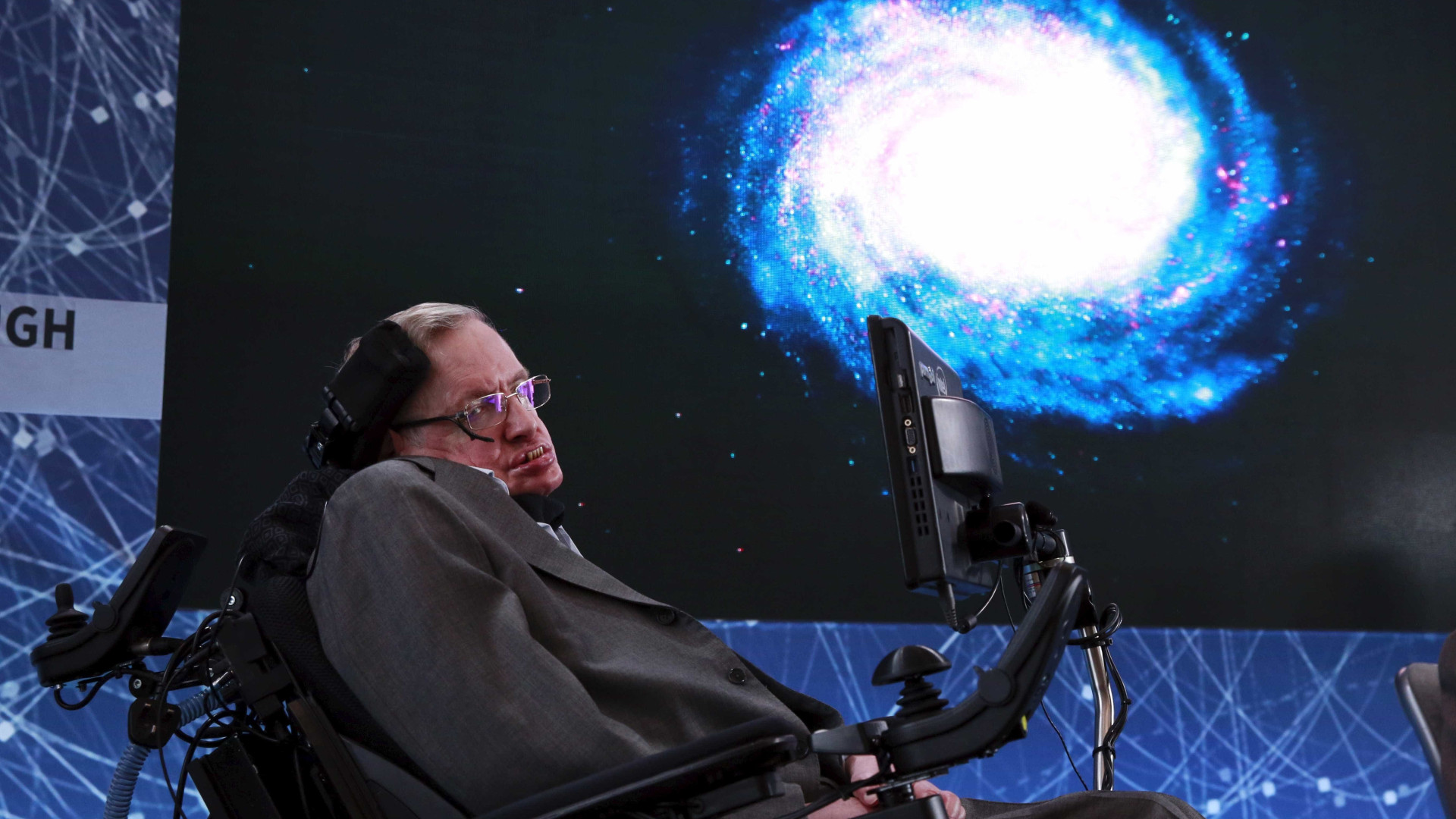 Projeto de Stephen Hawking continua
em busca de ETs