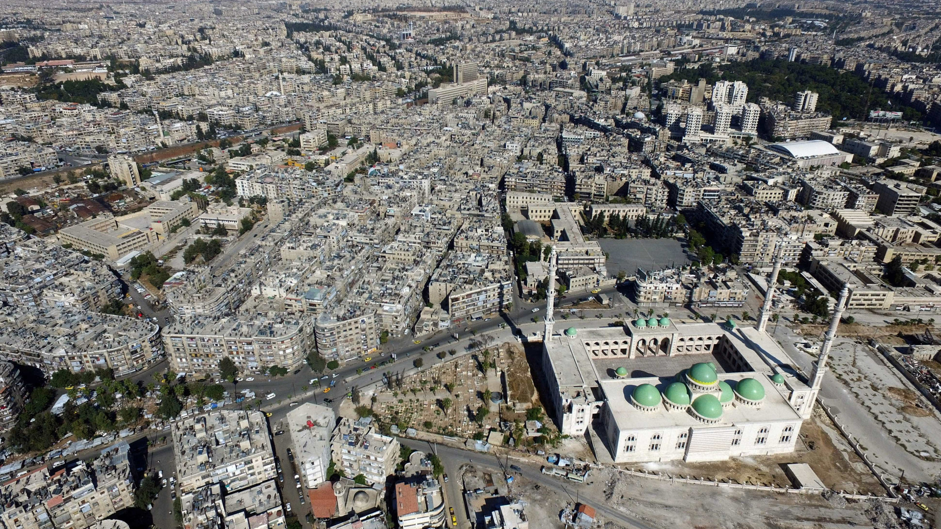 Bombardeios matam dez e deslocam
milhares em Aleppo, na Síria