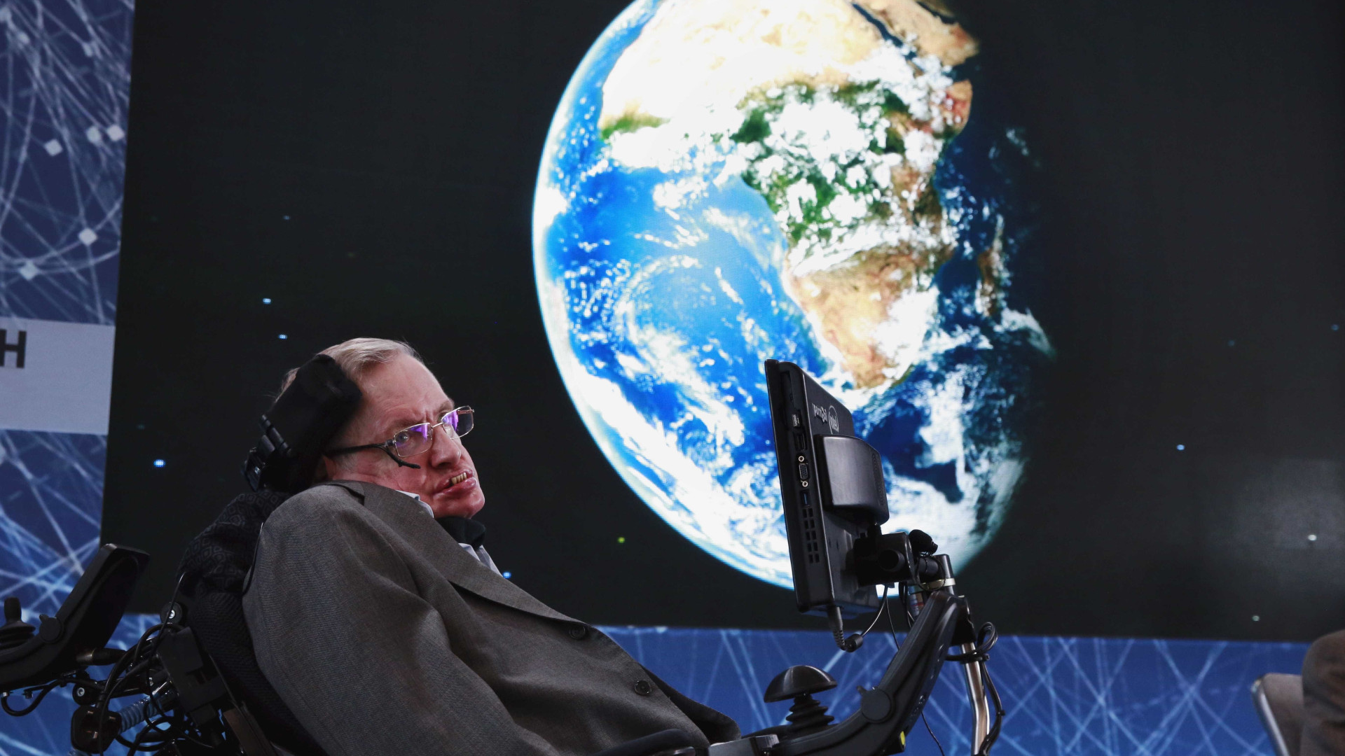 Projeto de Hawking detecta possível sinal de vida noutra galáxia