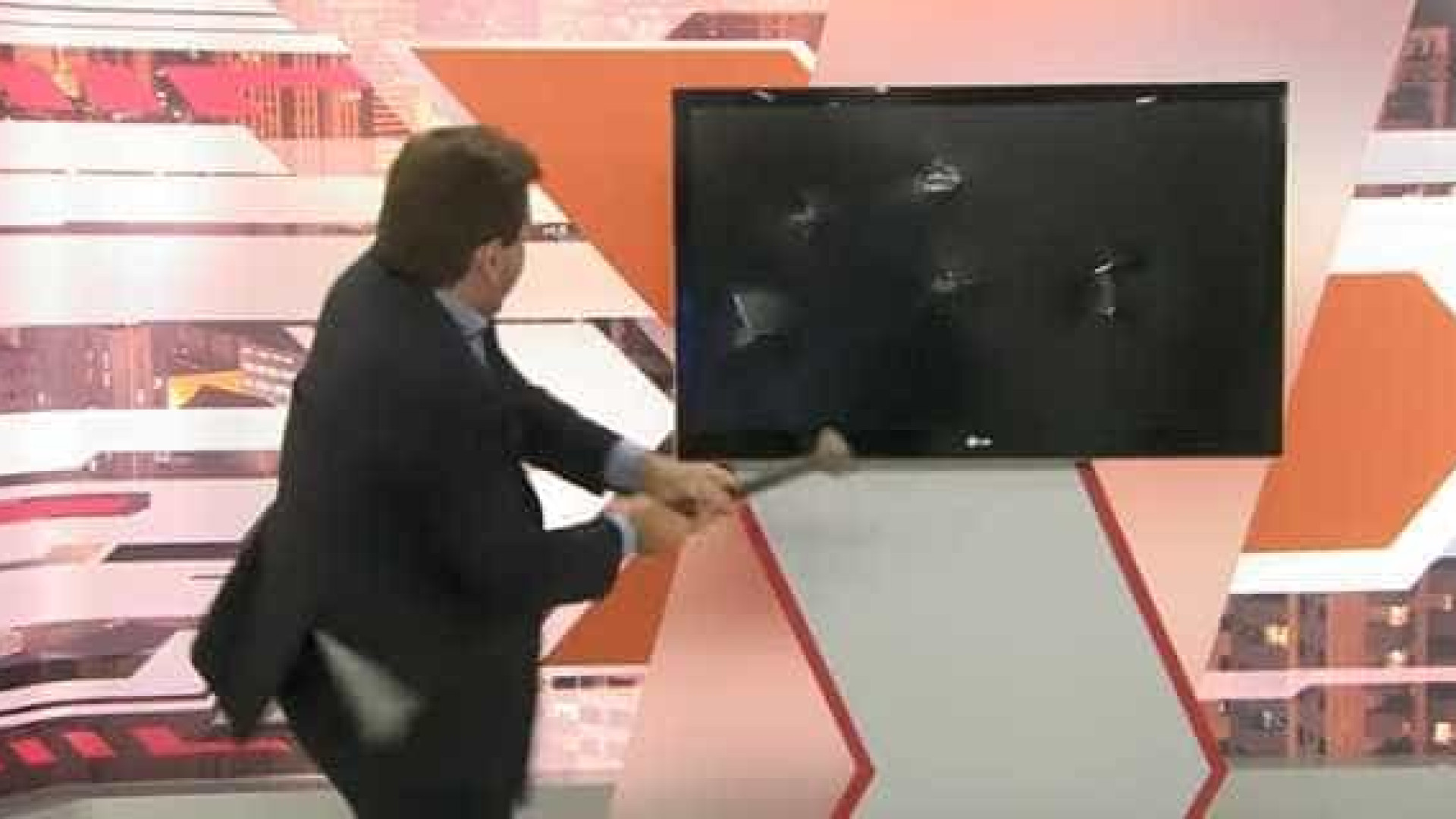 Apresentador de Cidade Alerta local quebra cenário ao vivo