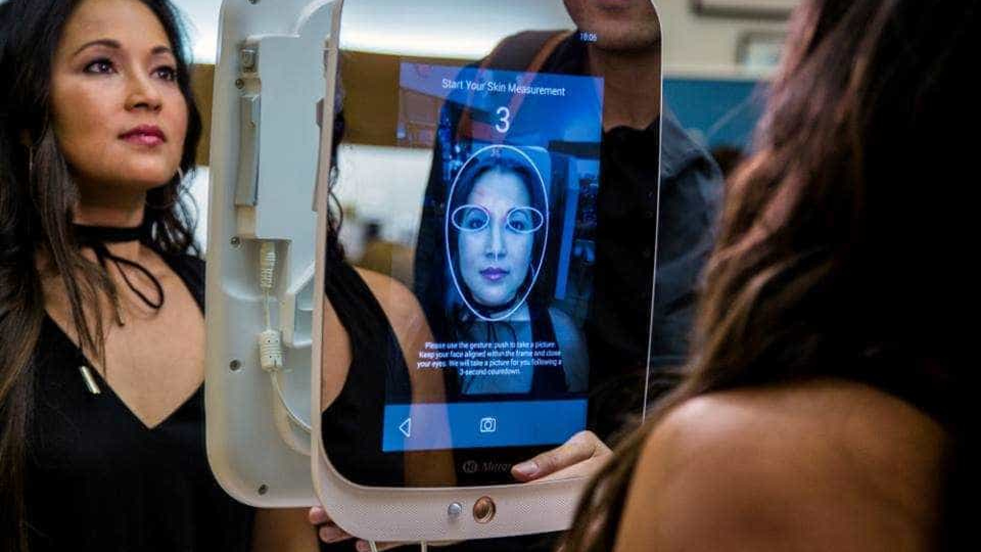 Empresa vende espelho inteligente que dá dicas de beleza