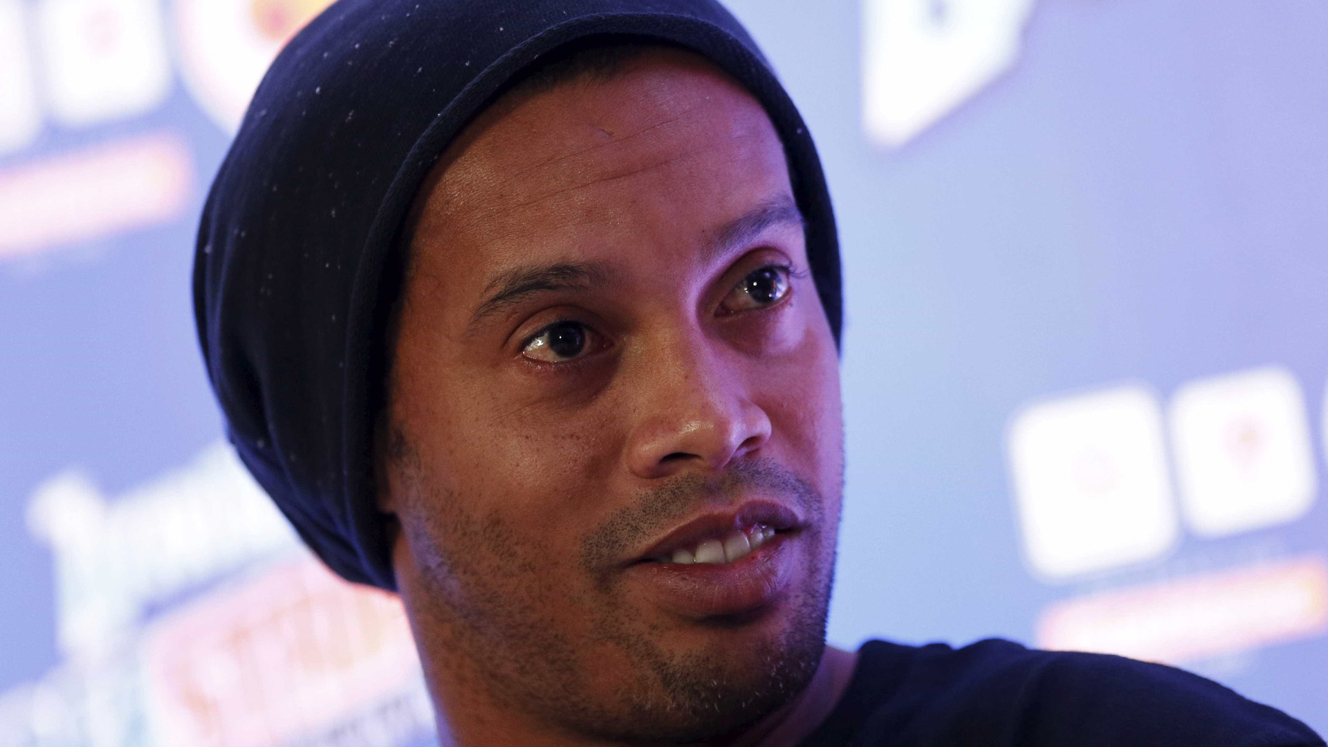 Com passaporte retido, Ronaldinho se ausenta de evento em Dubai