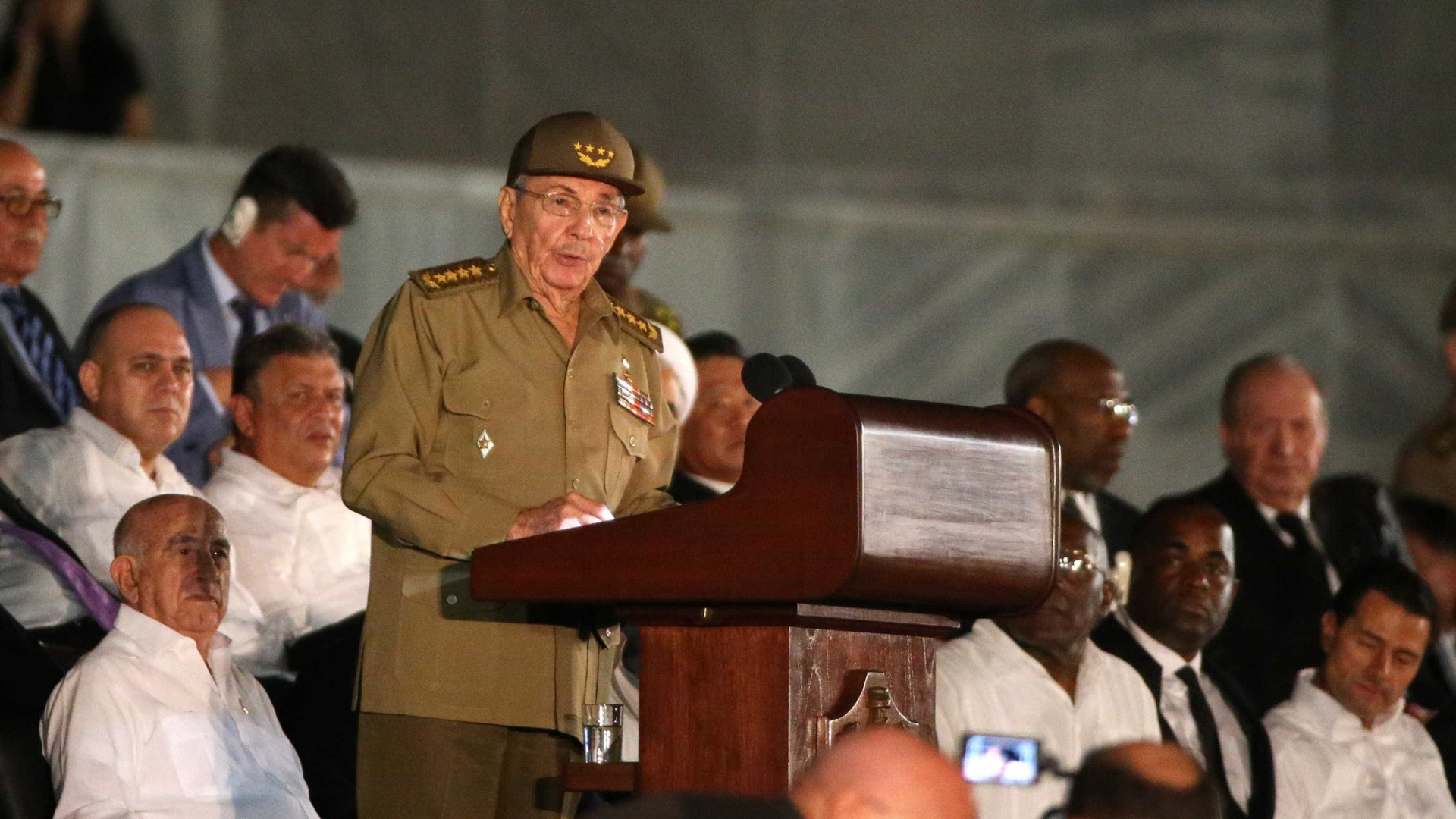 Raúl faz homenagem a Fidel em 1º discuso após morte de irmão