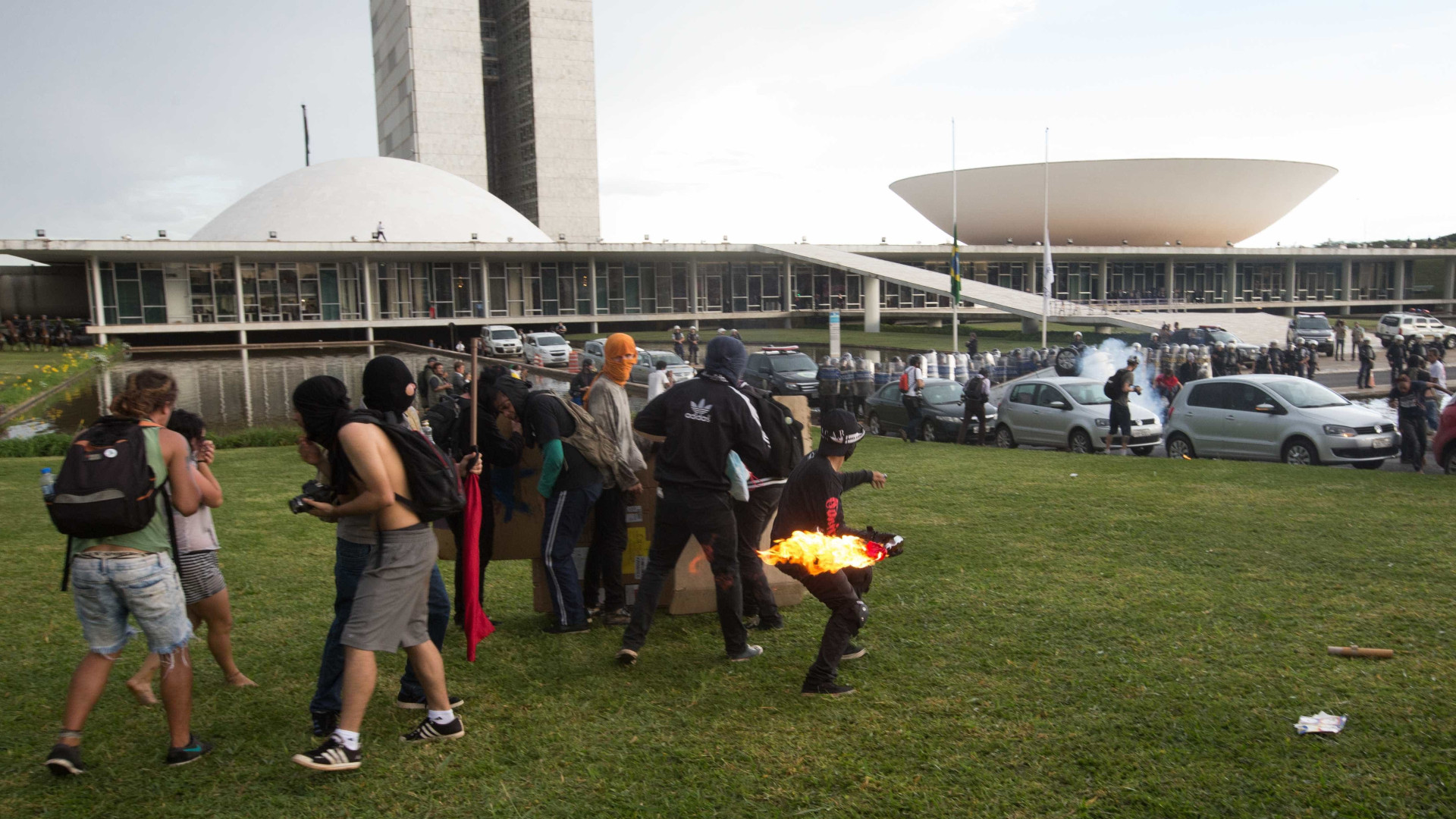 Governo do DF determina a volta imediata
da revista a manifestantes
