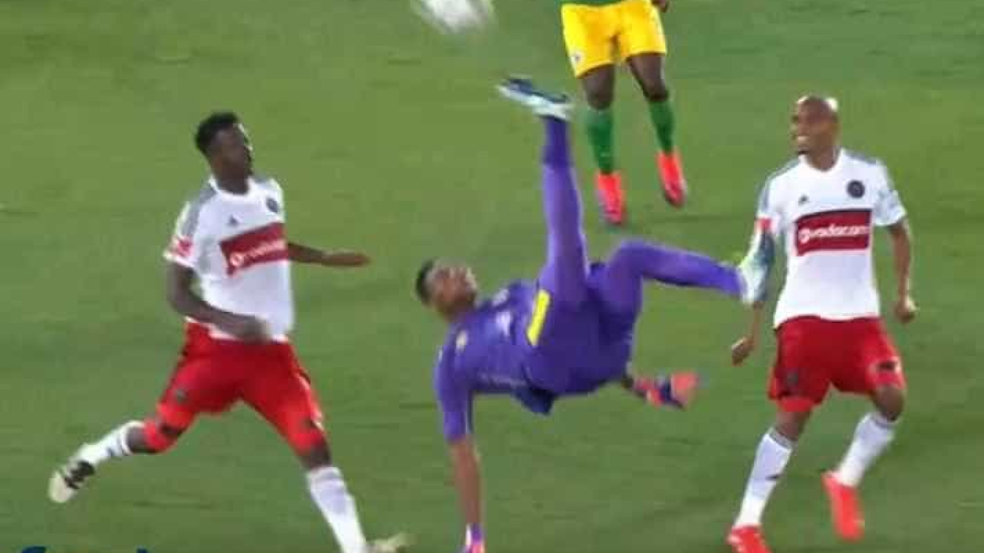 Goleiro faz gol de bicicleta incrível na África do Sul; assista