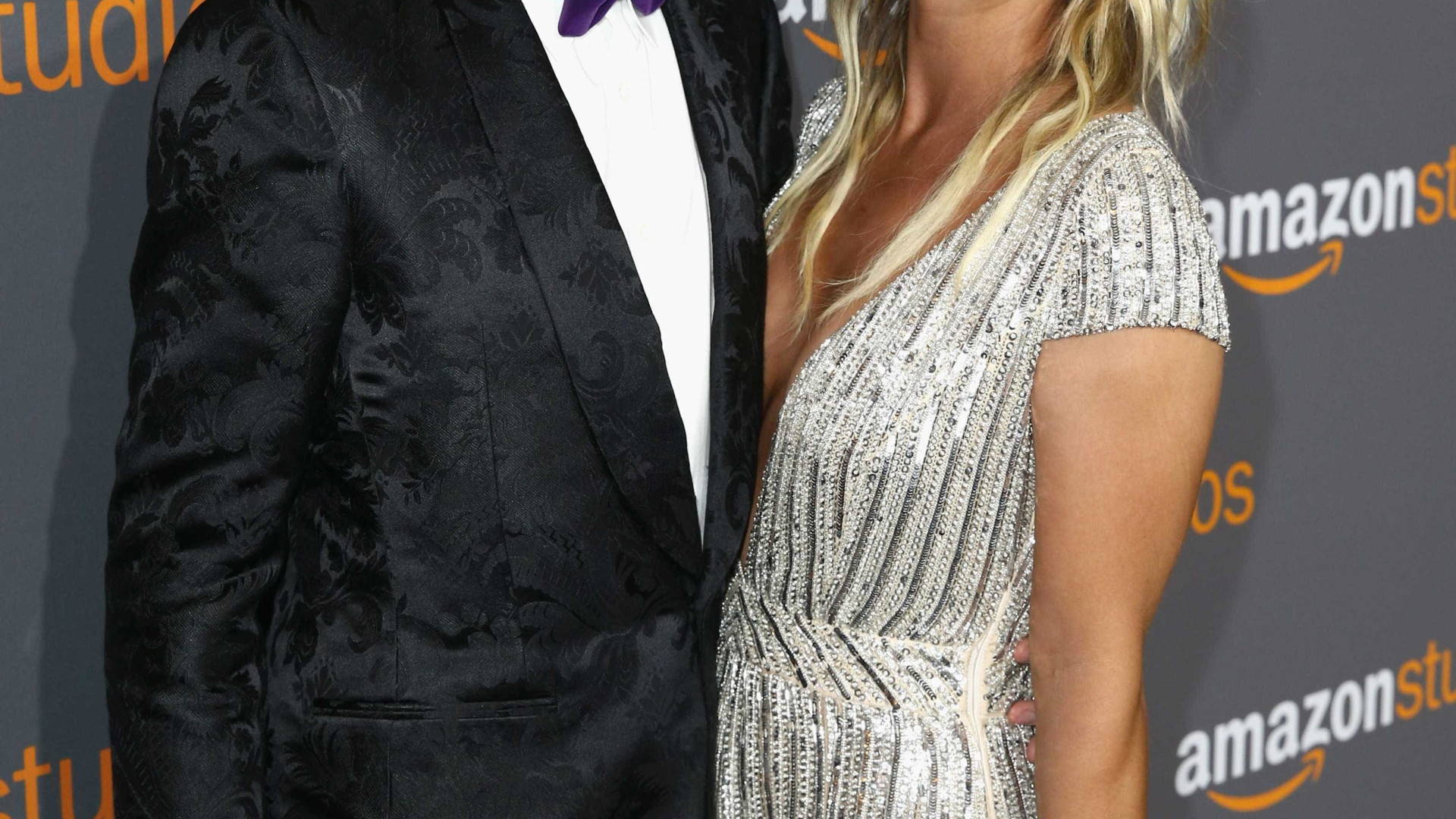 Penny de Big Bang Theory usa macacão ousado de renda em seu casamento