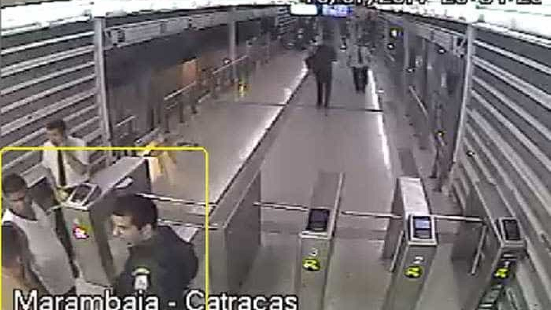Polícia flagra jovens depredando
estação do BRT Marambaia