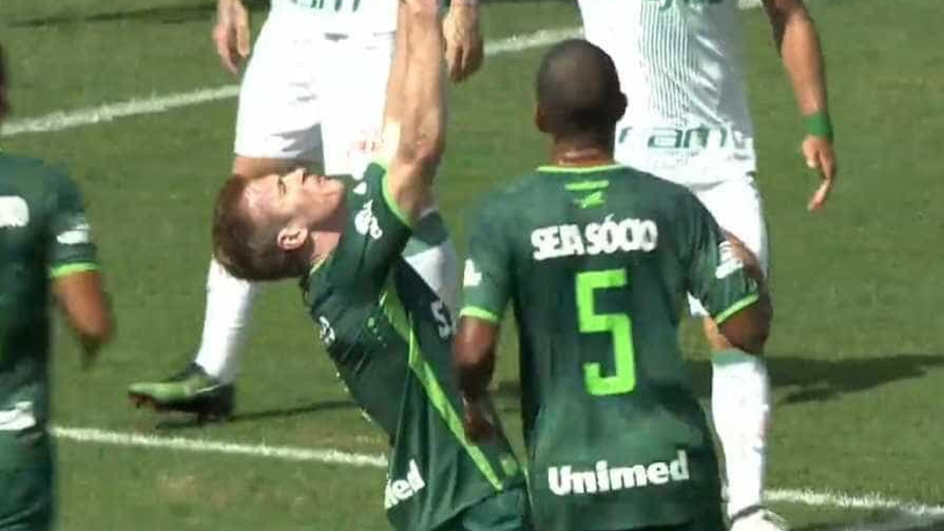 Torcida vai à loucura com o primeiro gol da Chape após tragédia