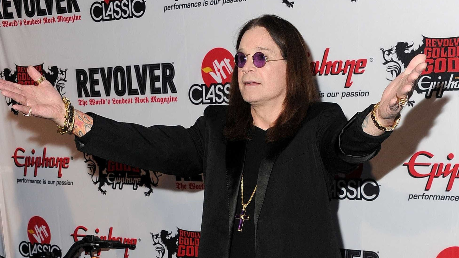 Ozzy Osbourne arrebenta vaso sanguÃneo no olho após tossir com força