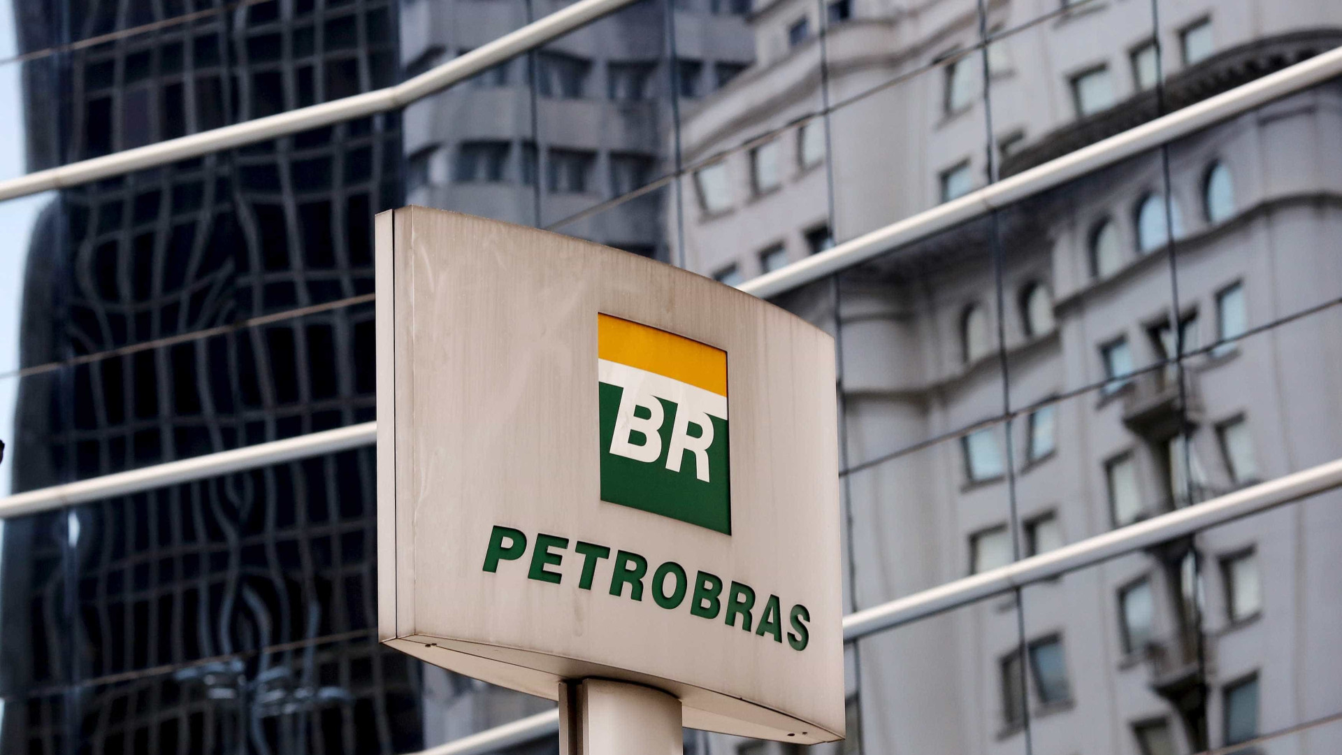 No exterior, greve abala confianÃ§a de investidores na Petrobras