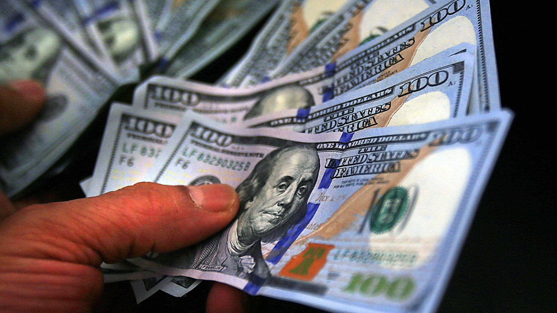 Dólar abre em queda, mas Ibovespa tem alta