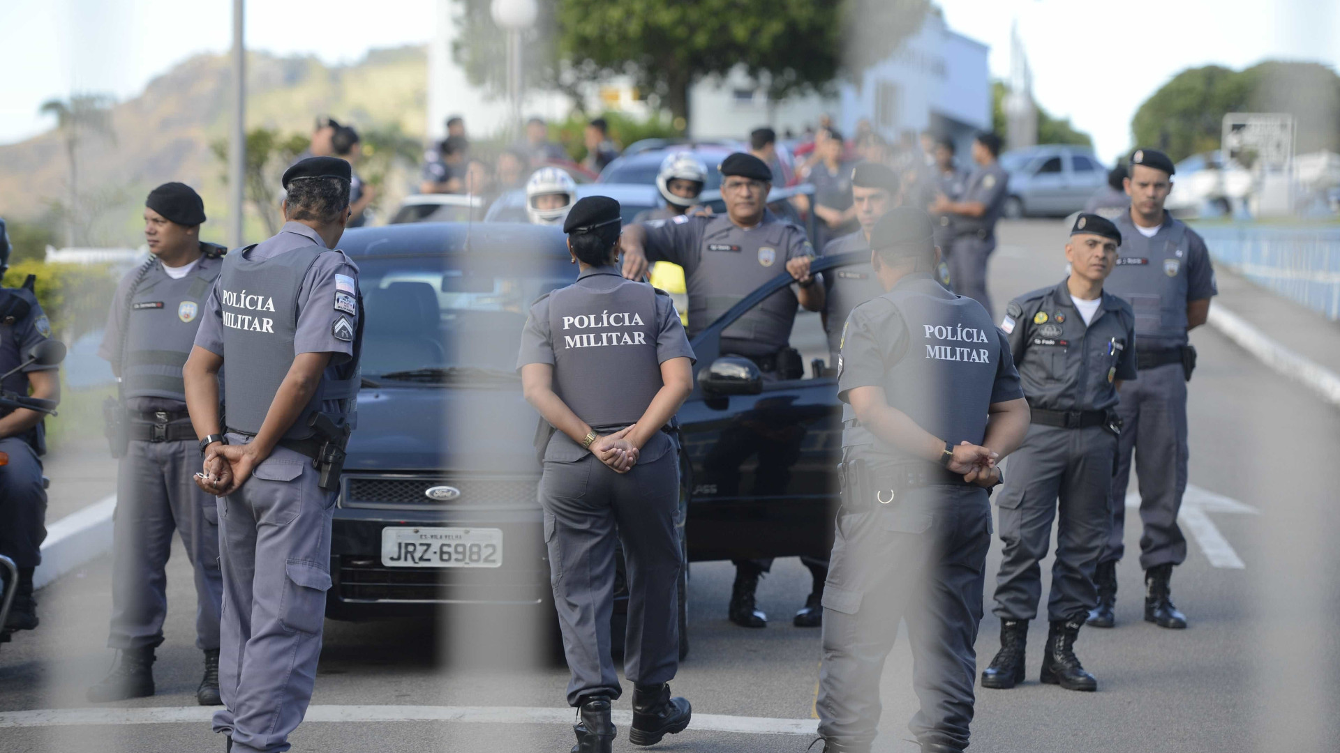 Em protesto, PMs do ES lançam fardas
em cova de soldado morto