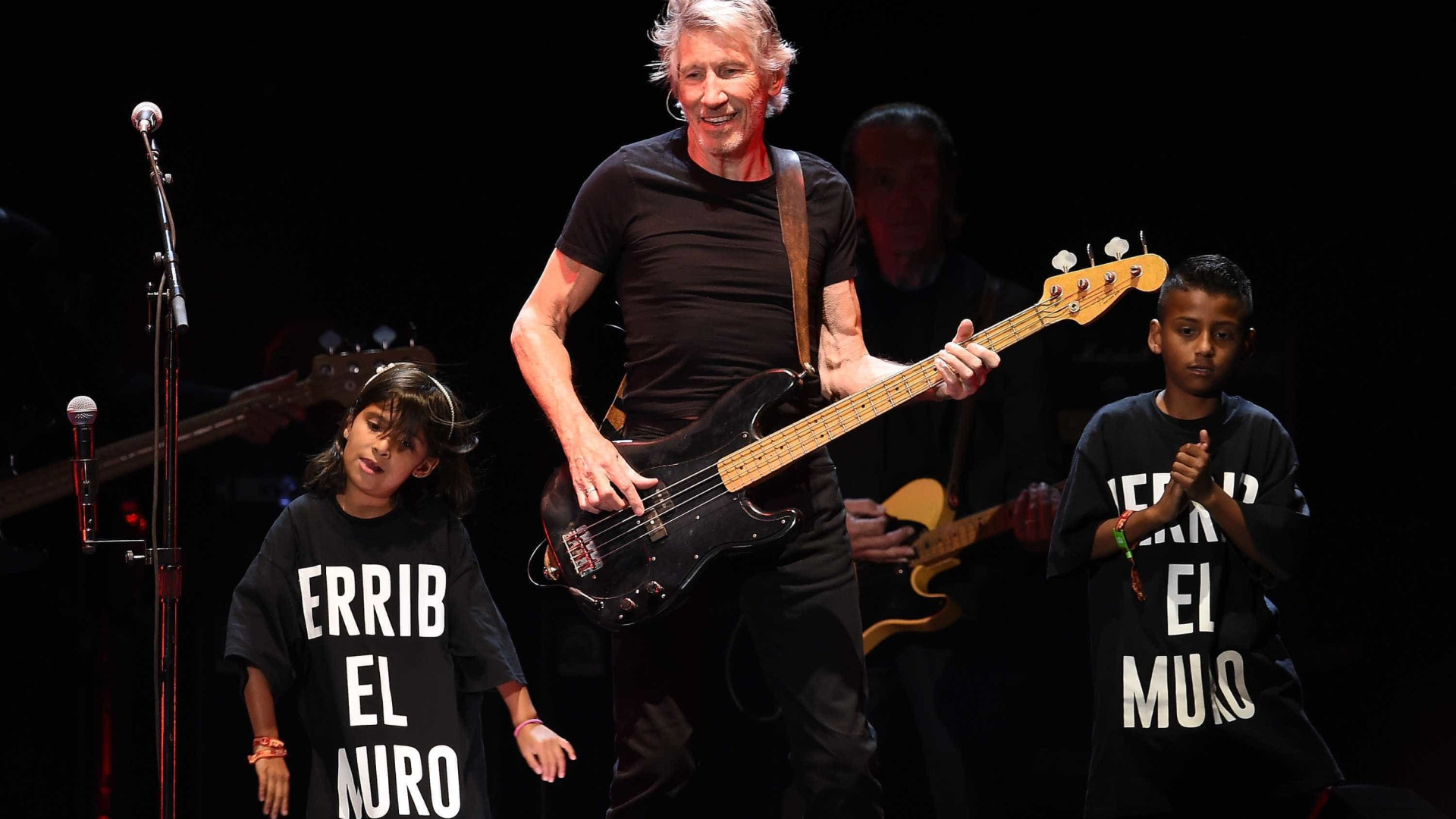 Roger Waters faz show 'da paz' na Bahia, homenageia capoeirista e chora