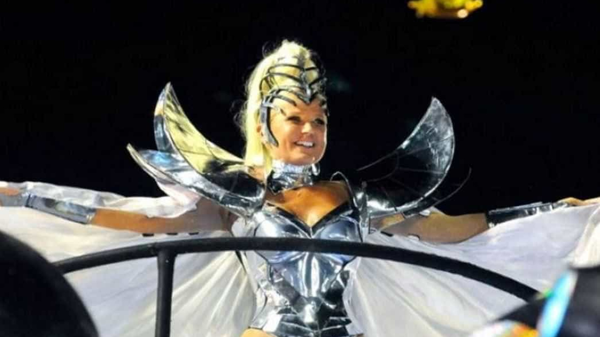 Ignorada pela Globo, desfile com Xuxa ganha imprensa internacional