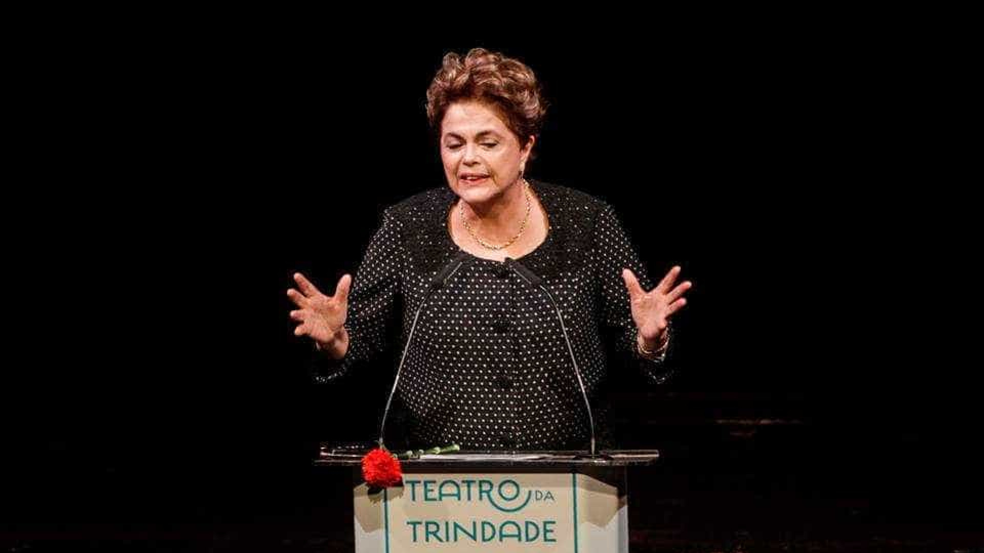 Dilma Rousseff é ovacionada em evento em Lisboa; vídeo!