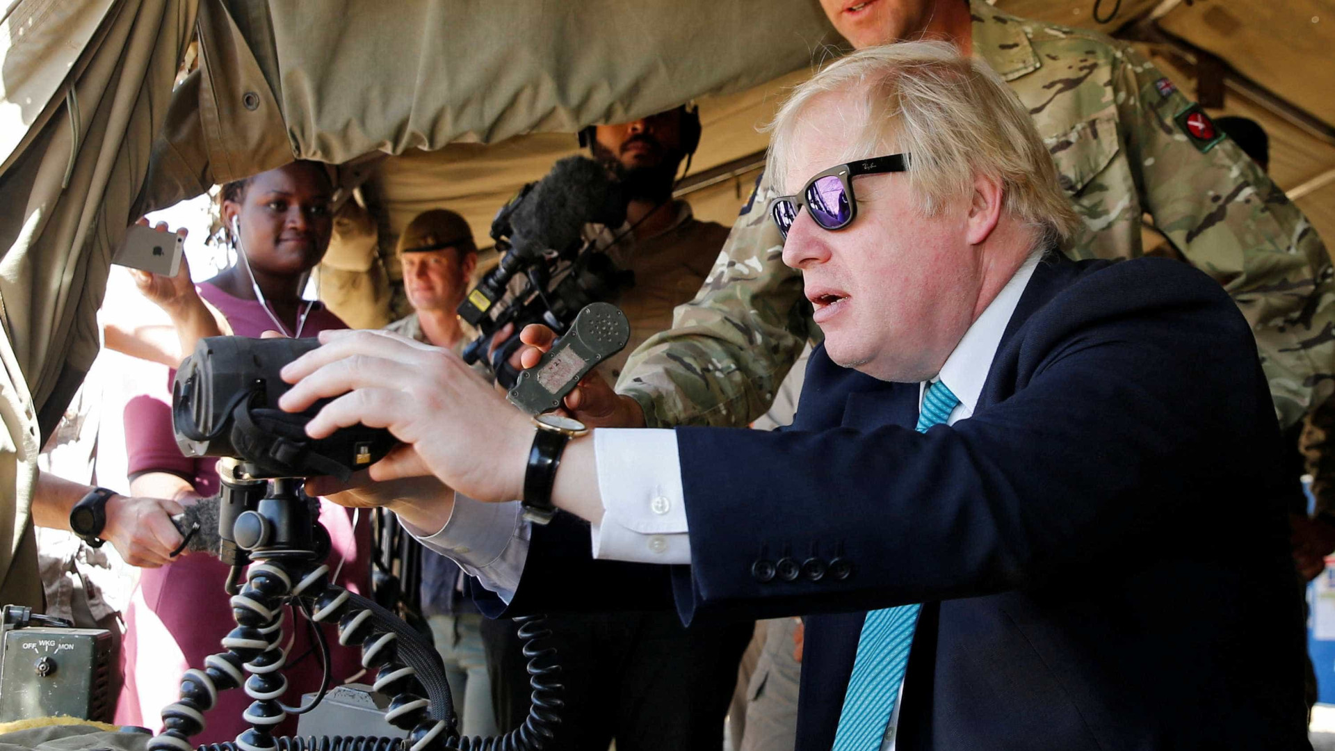 Boris Johnson quer tom mais
crítico dos EUA em relação à Rússia