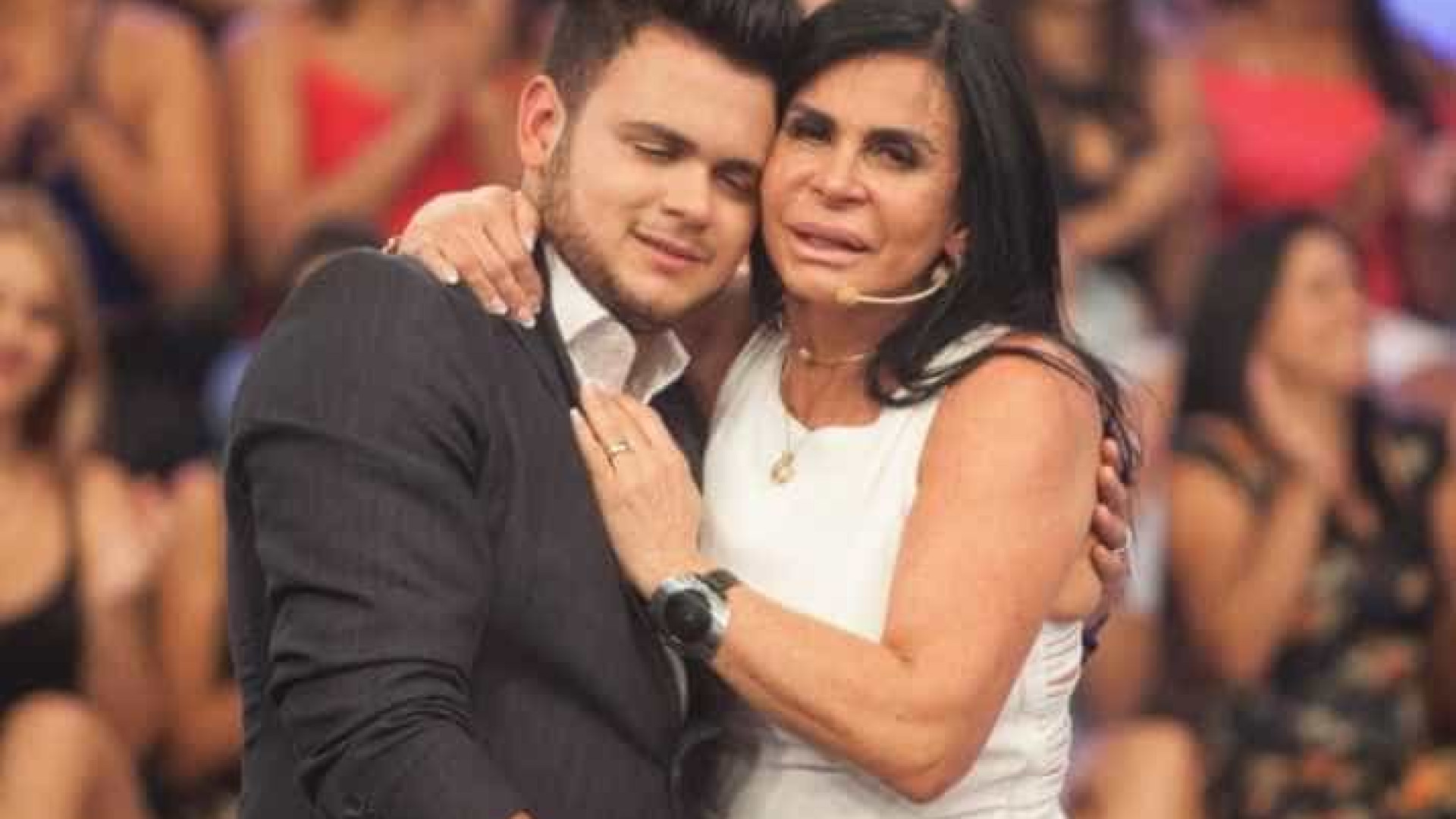Gretchen reencontra filho que trabalha como
faxineiro nos EUA