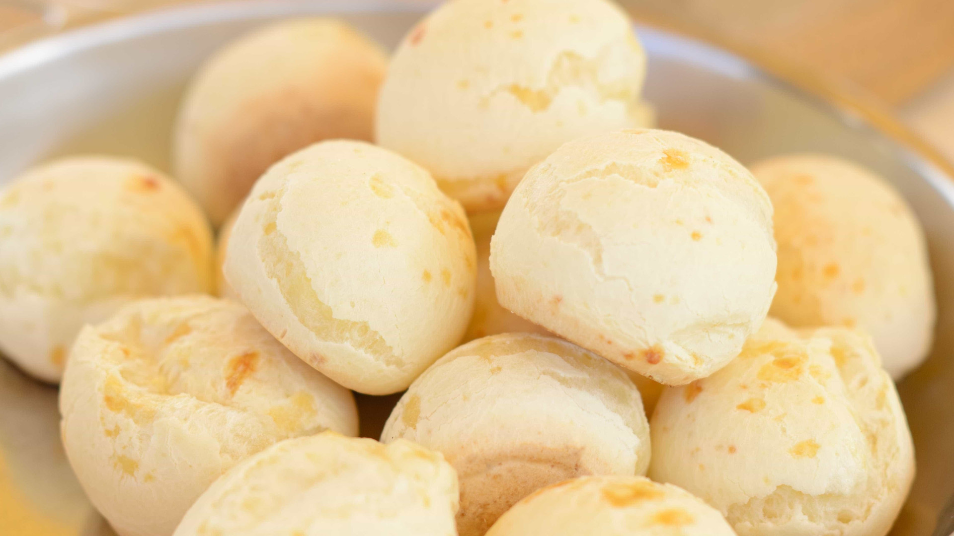 Aprenda a fazer um pão de queijo
saudável, com chia e linhaça