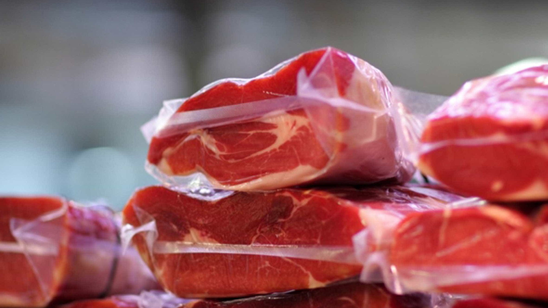 Cor vermelha não garante que carne esteja boa para consumo; entenda