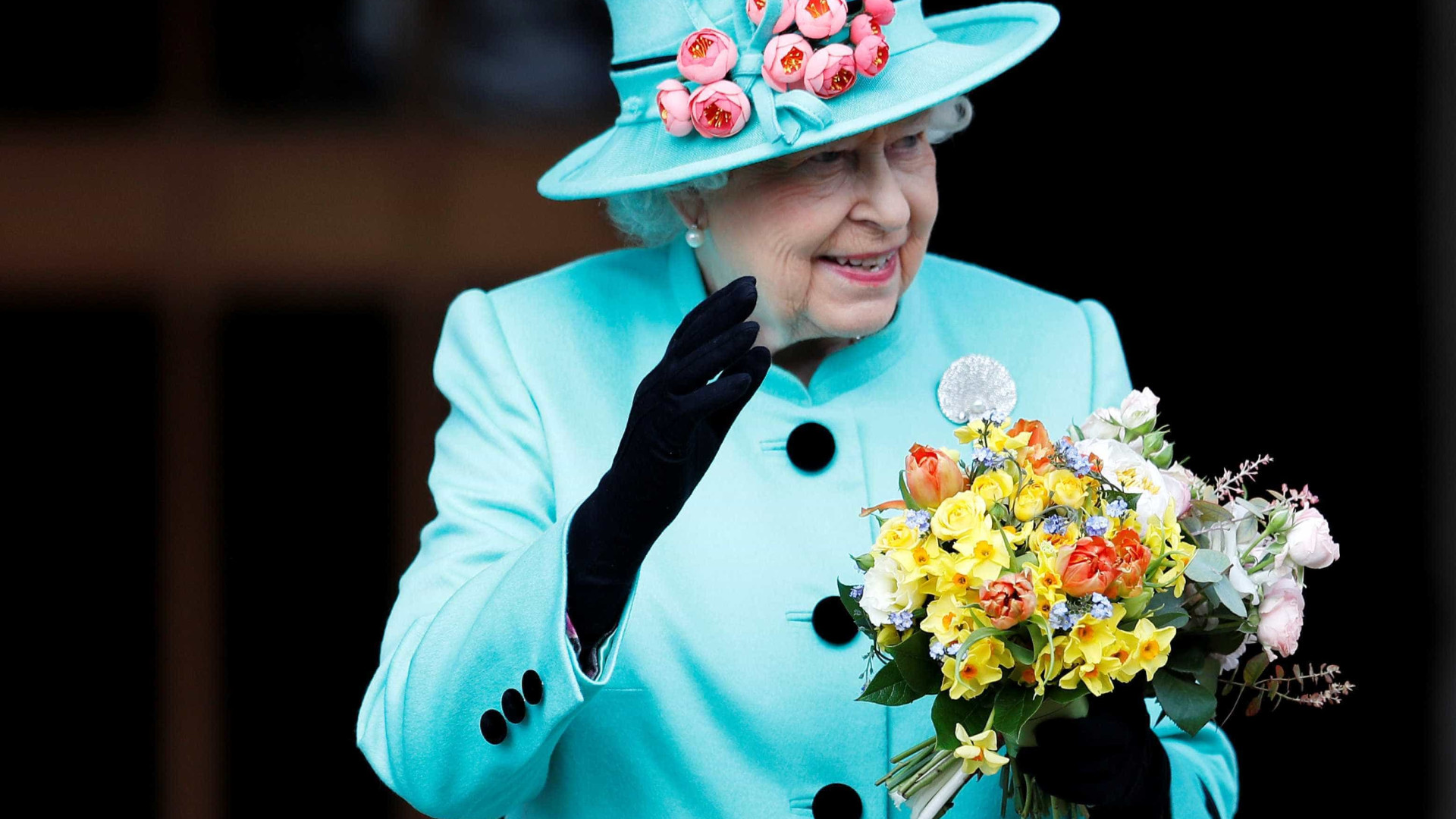 Guardas tocam 'Parabéns a Você' no 91º aniversário da Rainha Elizabeth