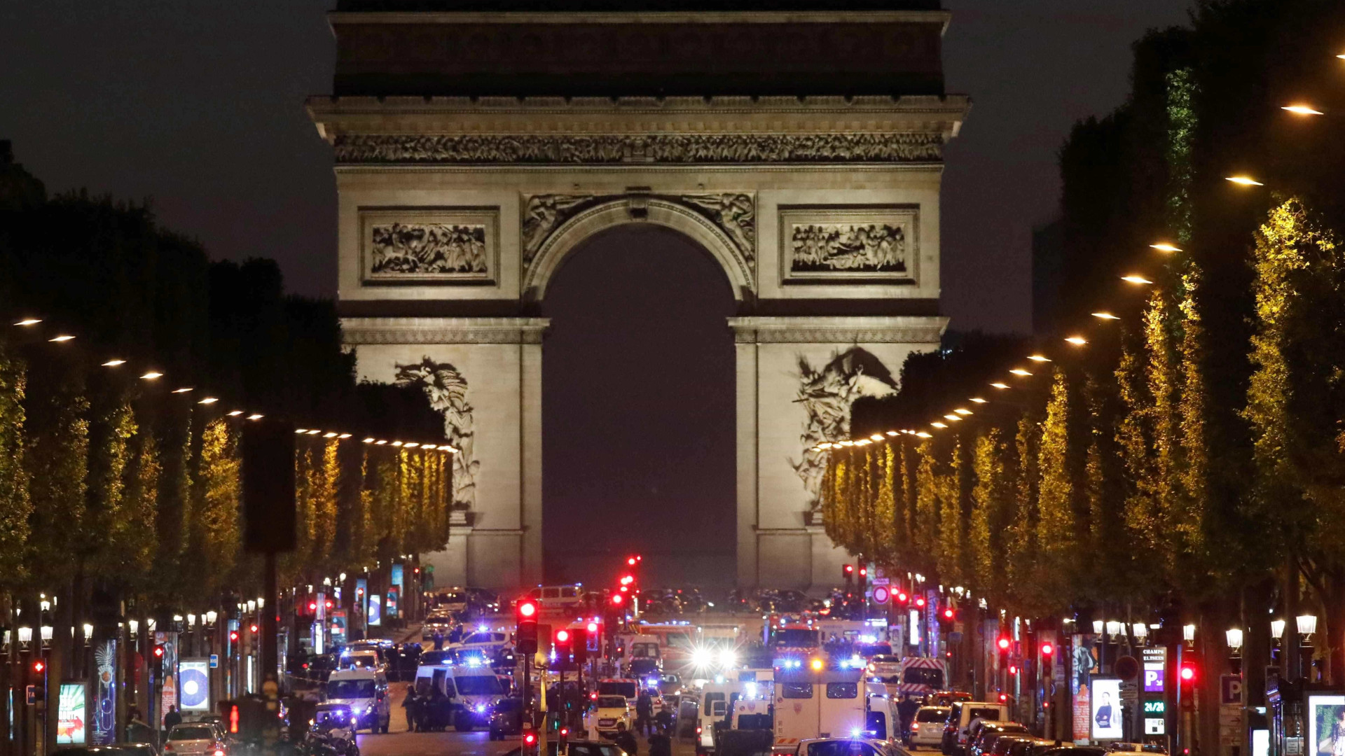 Polícia acha textos pró-EI em carro de atirador de Paris