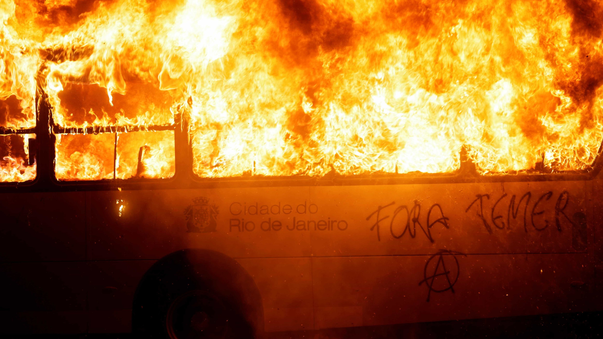 Sete ônibus são incendiados no RJ
após ação da PM contra tráfico