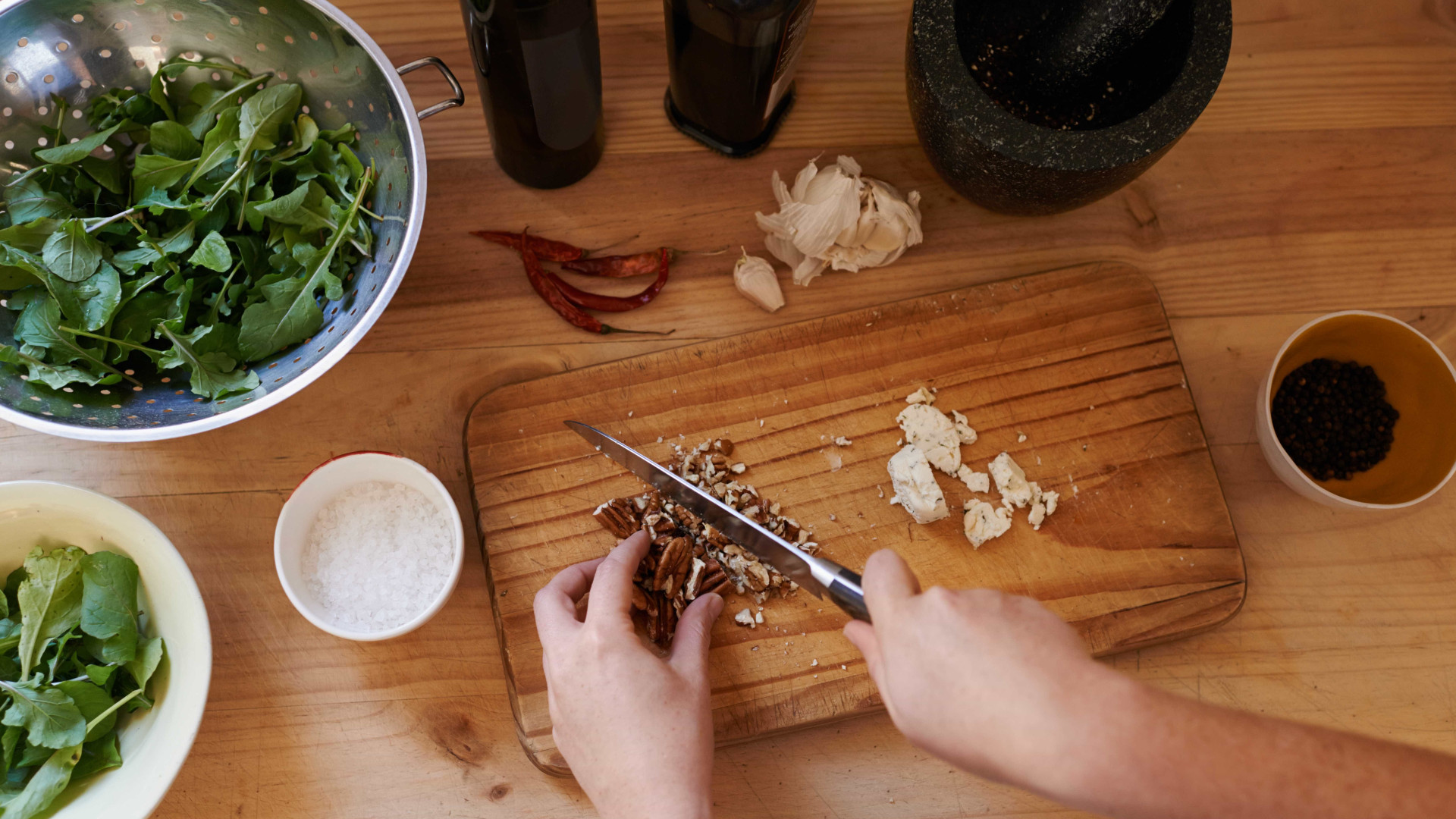 Aprenda a limpar corretamente a tábua de corte de cozinha