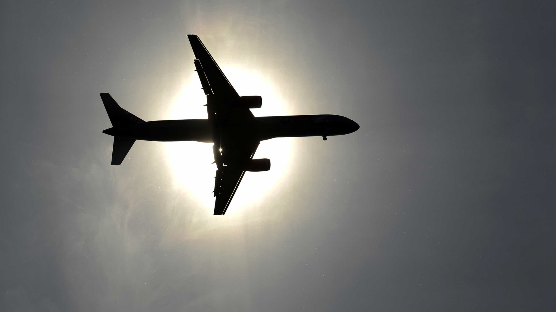 Avião cai perto de Moscou com 71 pessoas a bordo