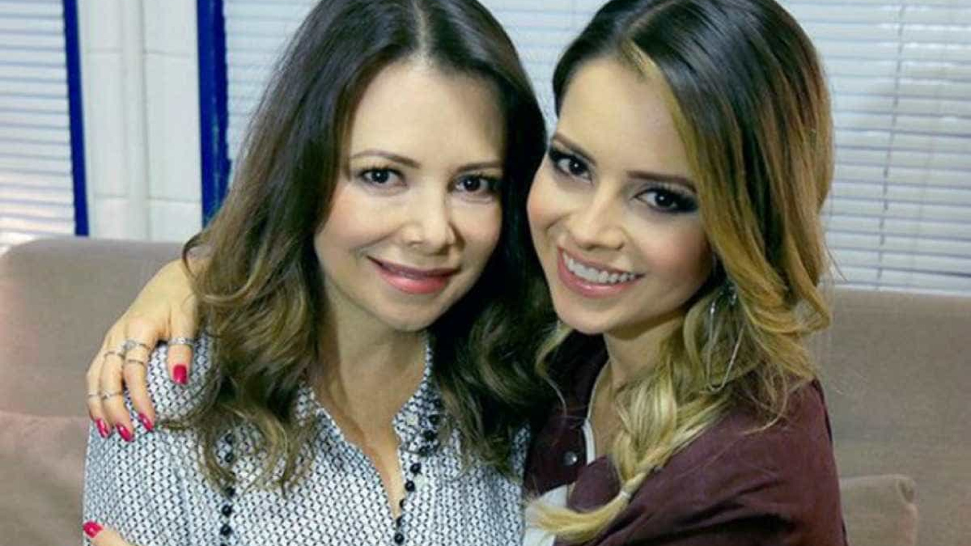 Sandy diz que gostaria de ter herdado os "peitões enormes" da mãe