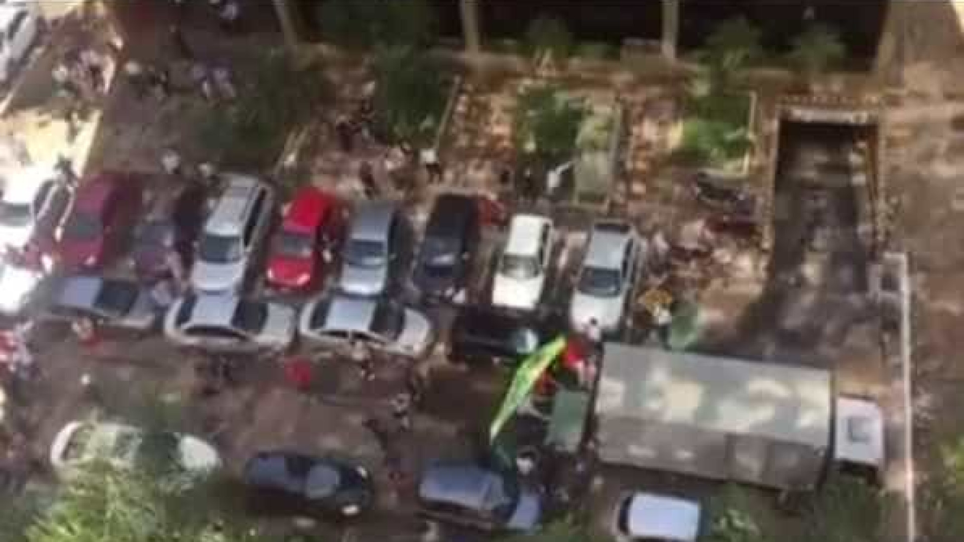 Grupo bloqueia saída de caminhão da sede do PMDB; assista