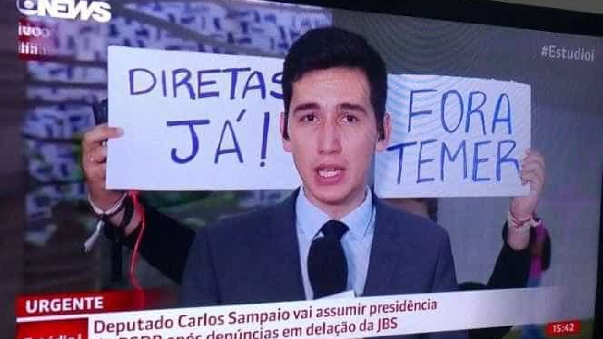 'Fora Temer' e 'Diretas já' invadem transmissão ao vivo da Globonews