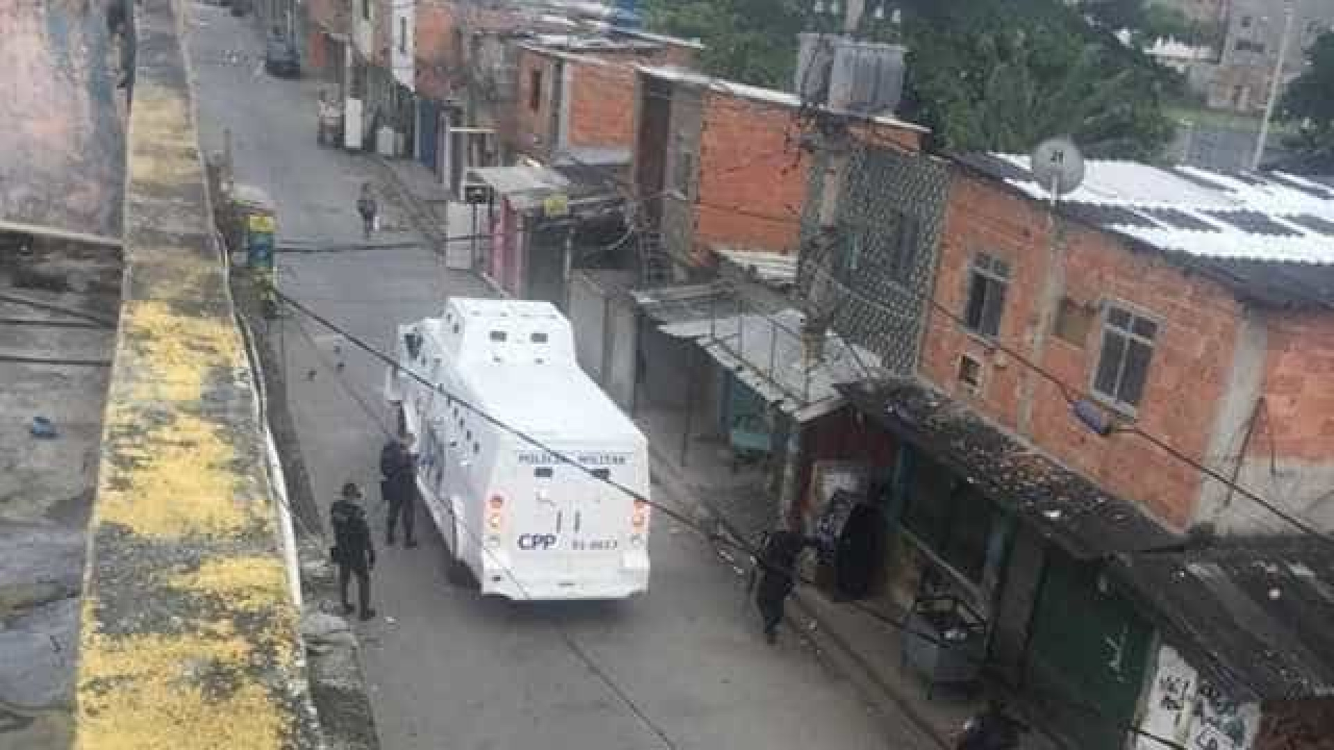 PMs usam 'caveirão branco' para
recuperar carga em Manguinhos