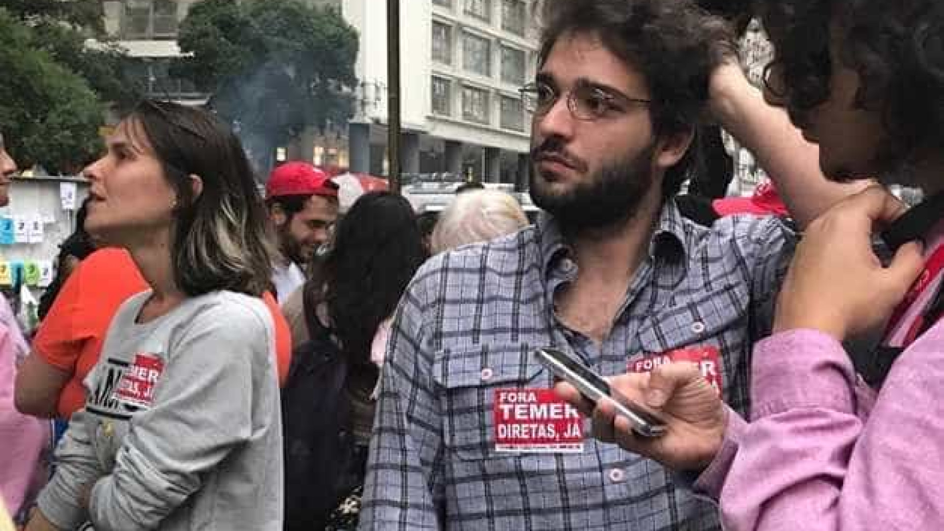 Humberto Carrão é flagrado em protesto contra Temer