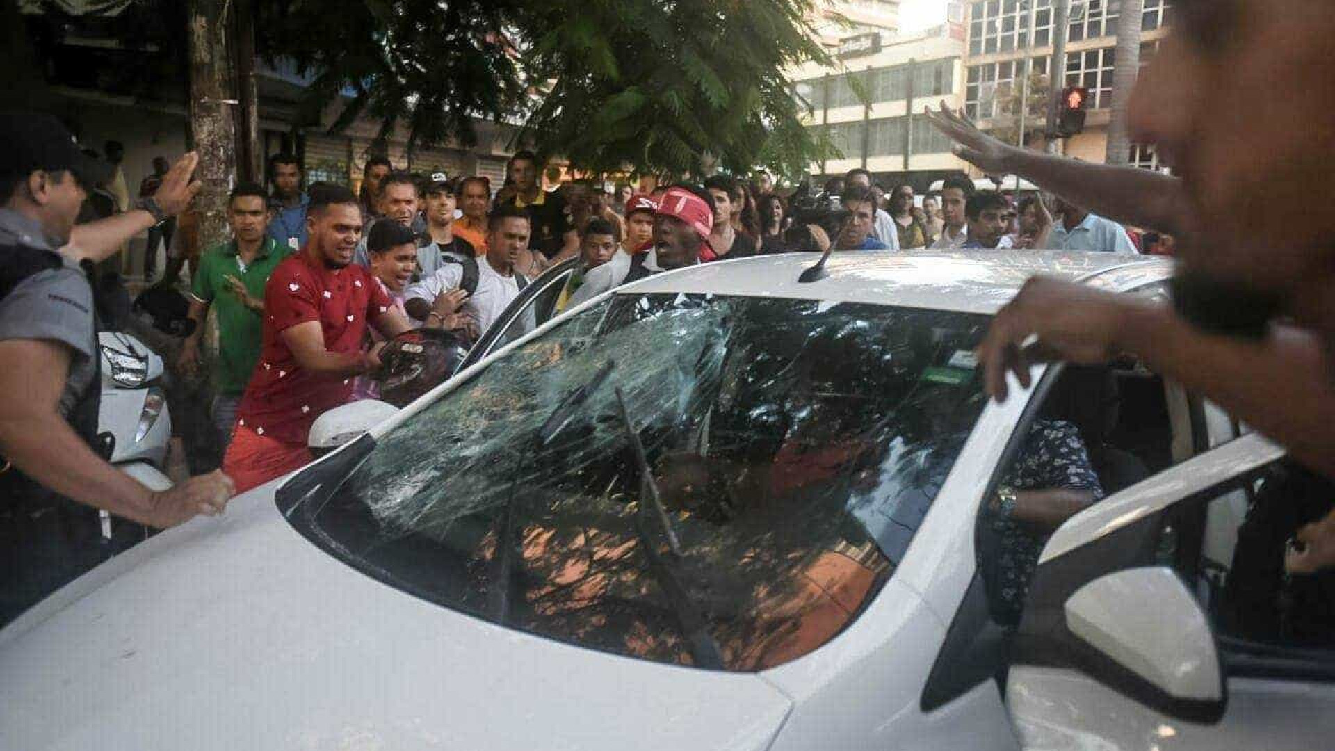 Motorista atropela manifestantes contra Temer em Goiânia