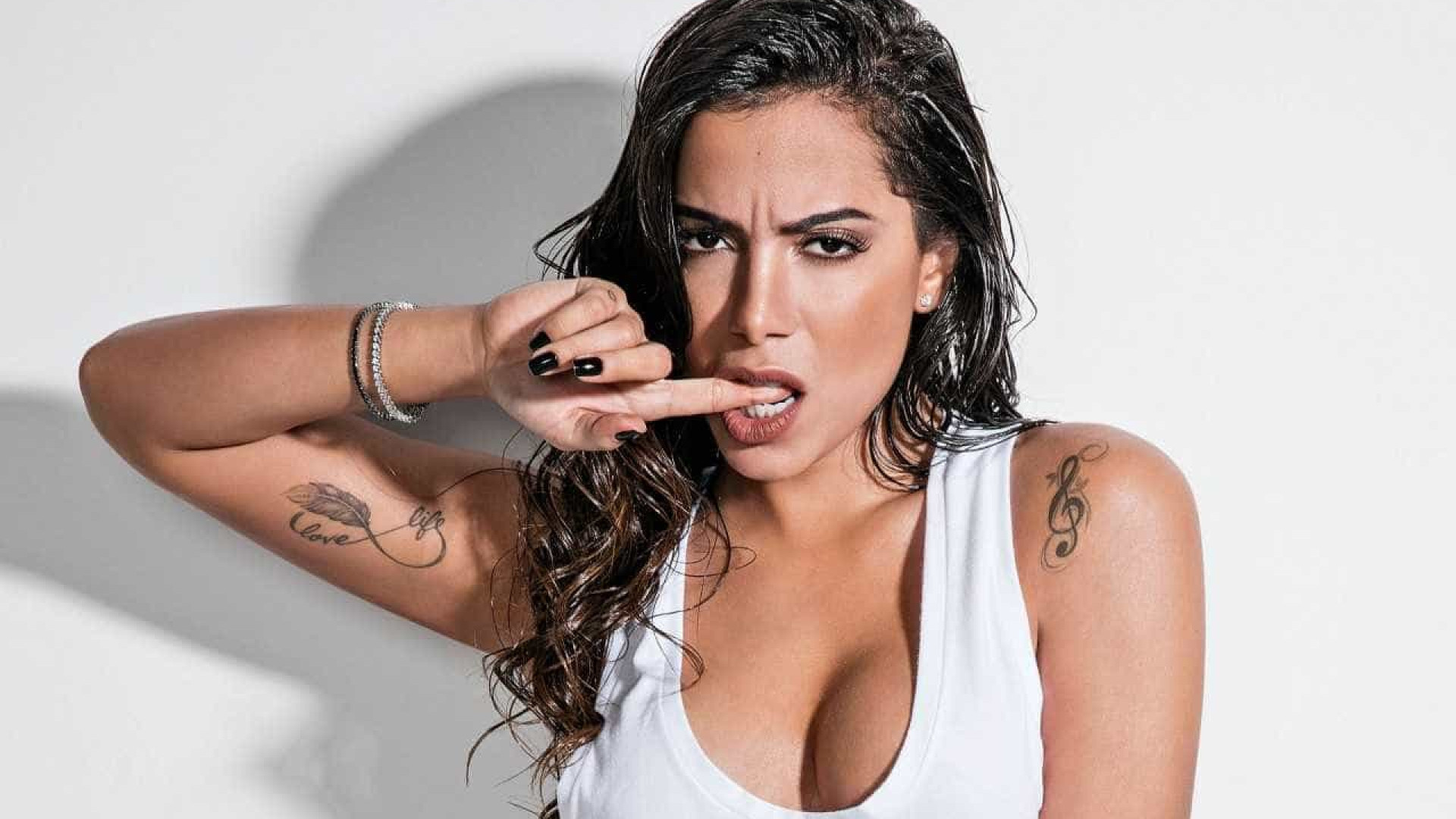 Anitta diz que não vê problema em se relacionar
com mulheres