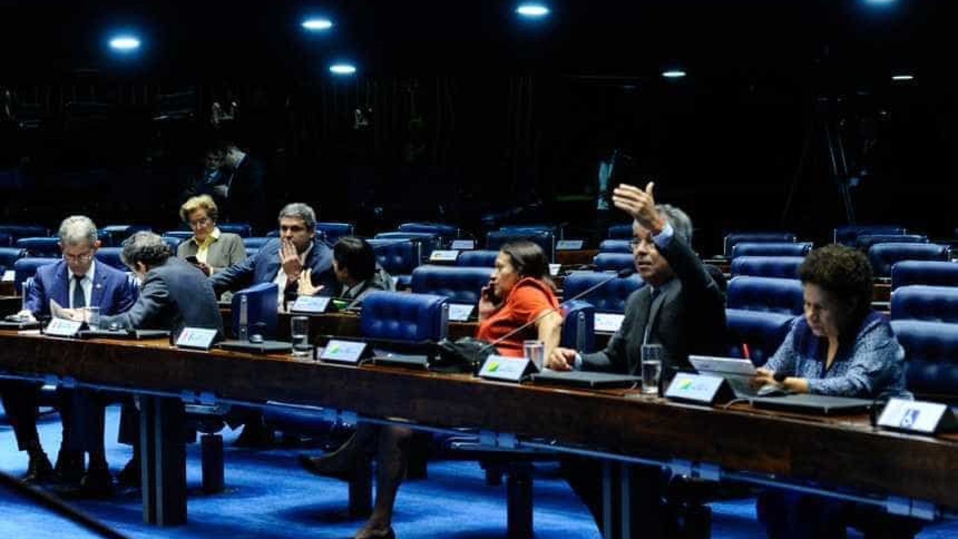 Senadores querem saída de Temer
e realização de eleições