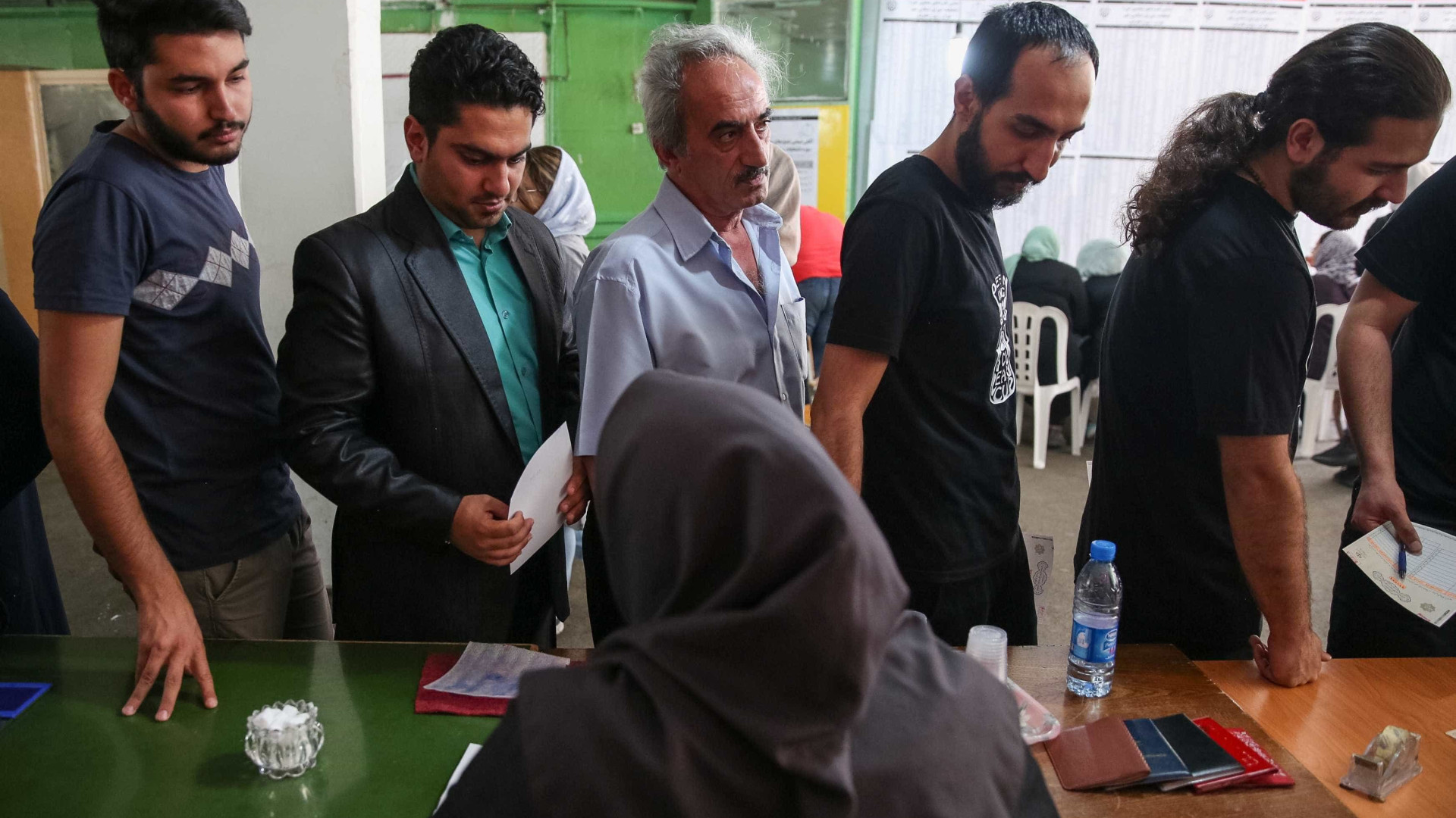 Iranianos vão às urnas para eleger novo presidente
