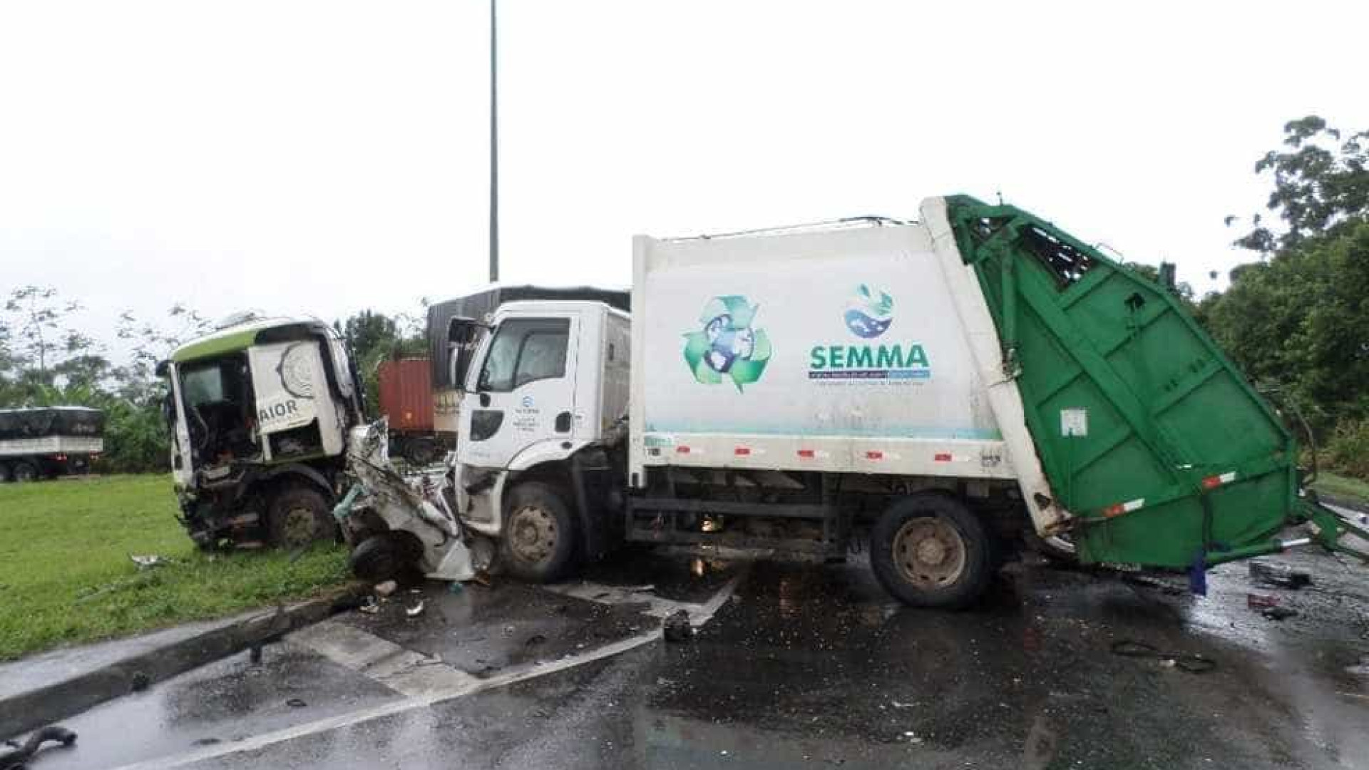 Duas pessoas morrem em acidente com caminhão de lixo no PR