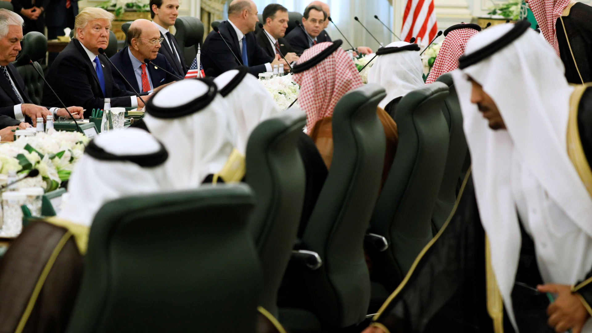 Trump e Arábia Saudita assinam acordo
bilionário de armas