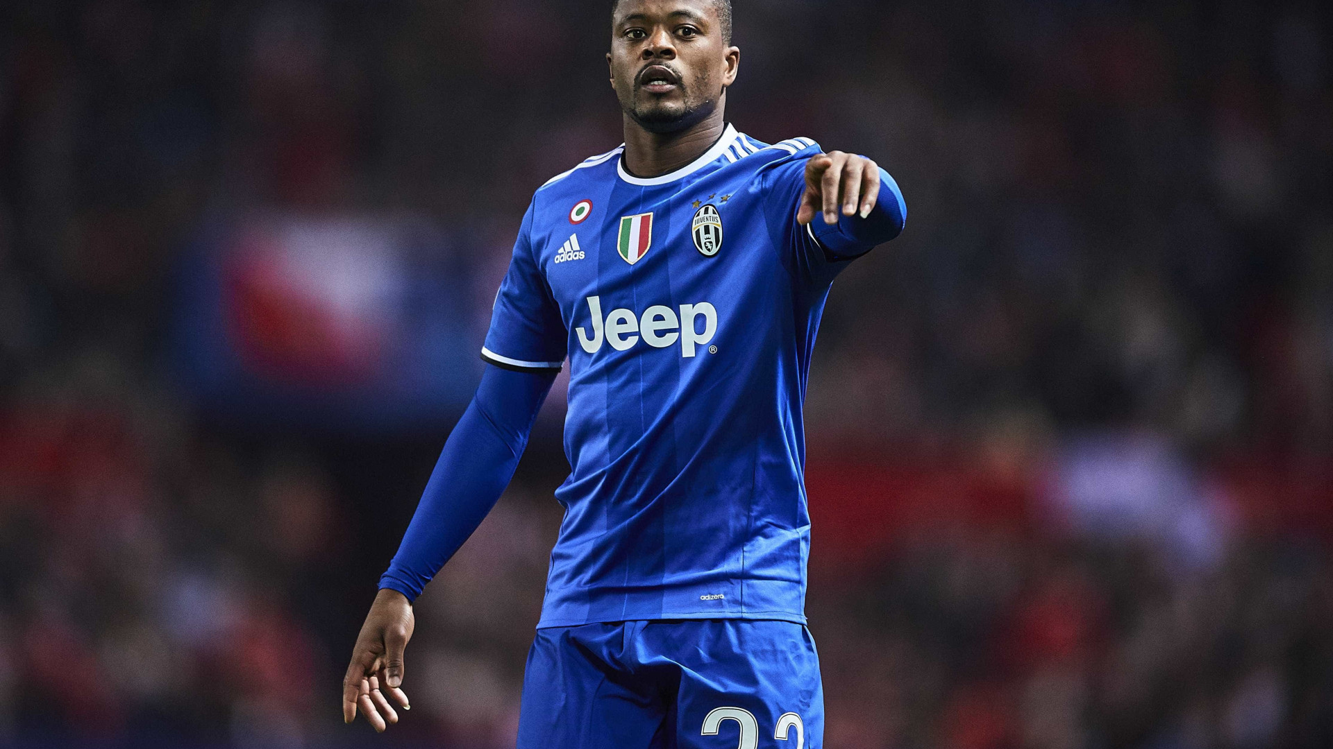 Evra alimenta e interage com moradores de rua em Marselha
