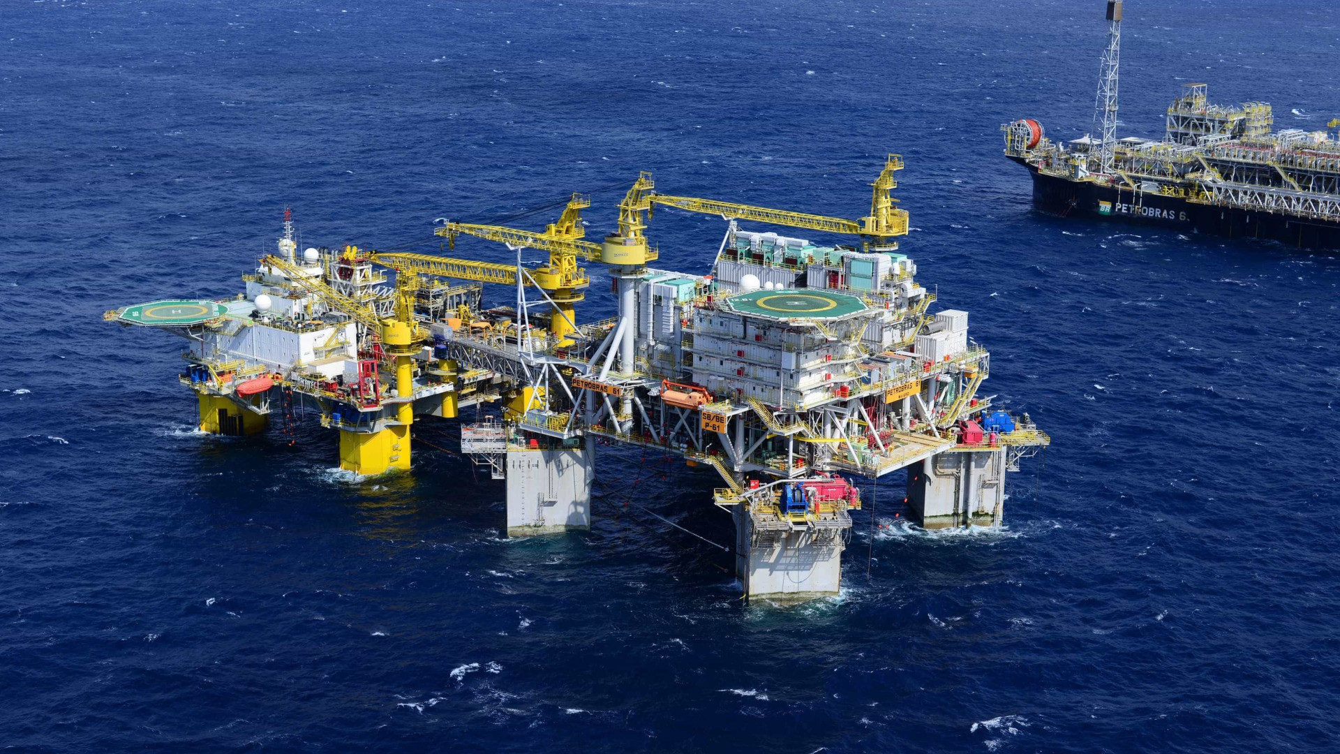Vazamento de óleo em plataforma da Petrobras atinge litoral do Rio