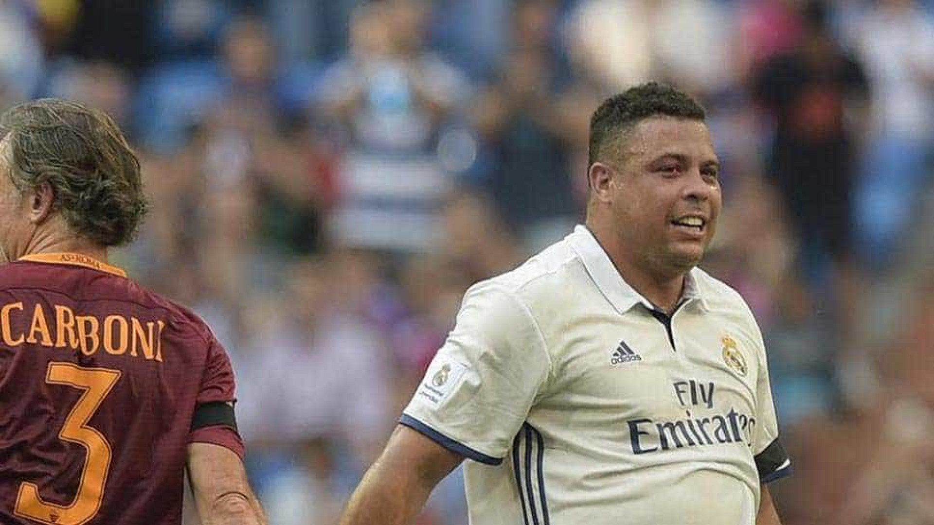 Com Ronaldo em campo, Figo marca golaço em jogo de lendas do Real