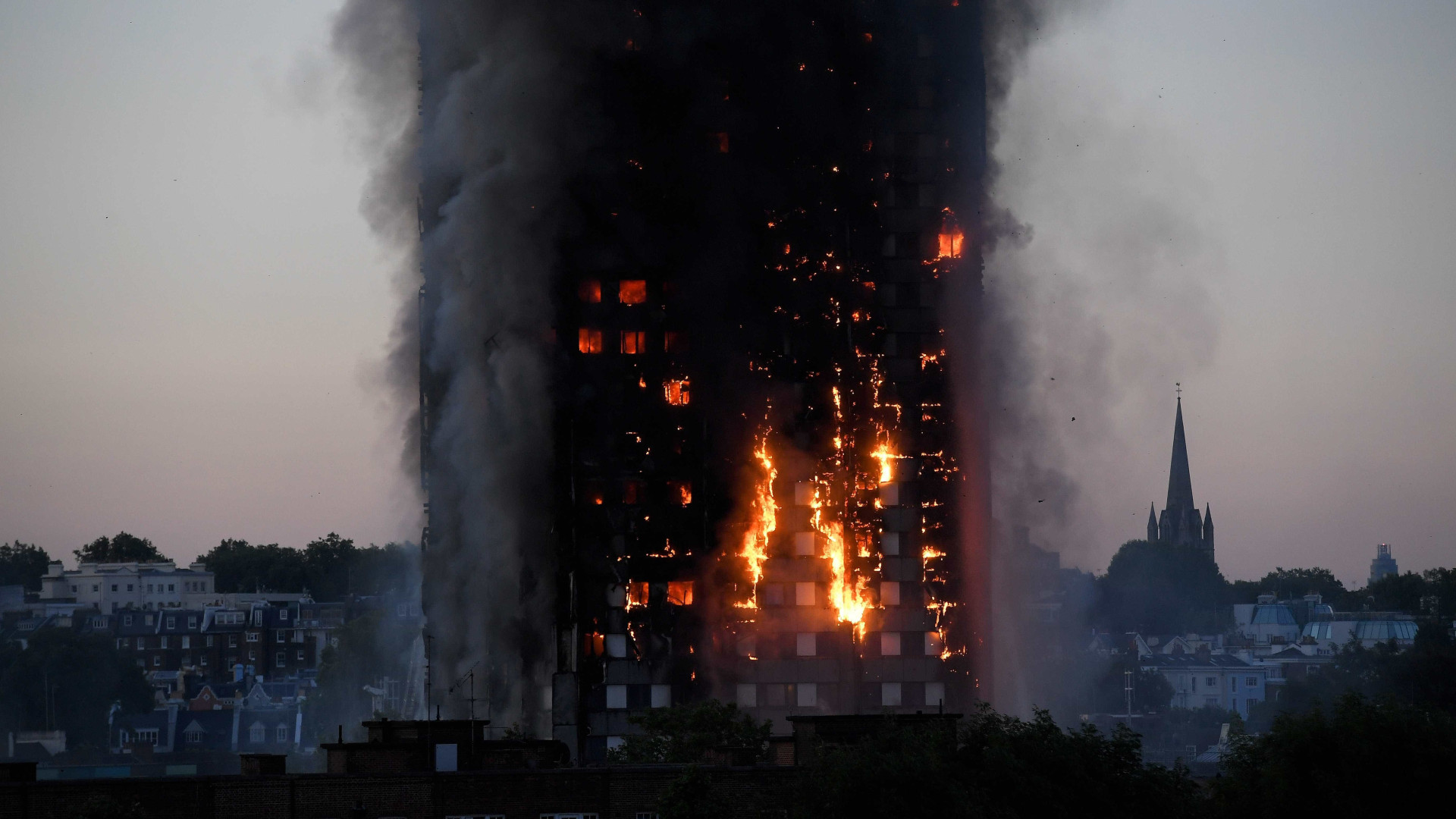 Fogo consome prédio em Londres;
bombeiros confirmam mortes