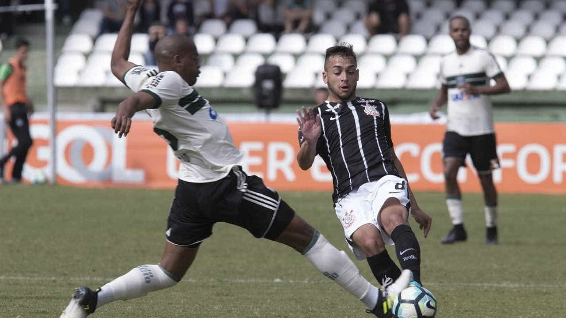 Corinthians empata com Coritiba e pode
perder a liderança