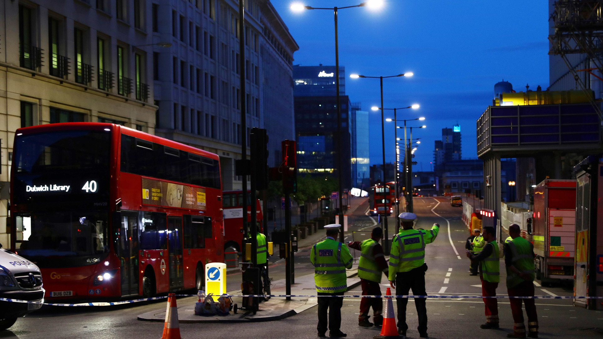 Furgão avança sobre pedestres em Londres