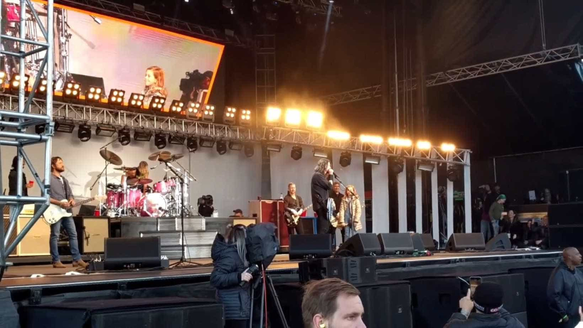 Filha de Dave Grohl toca com o Foo Fighters em show