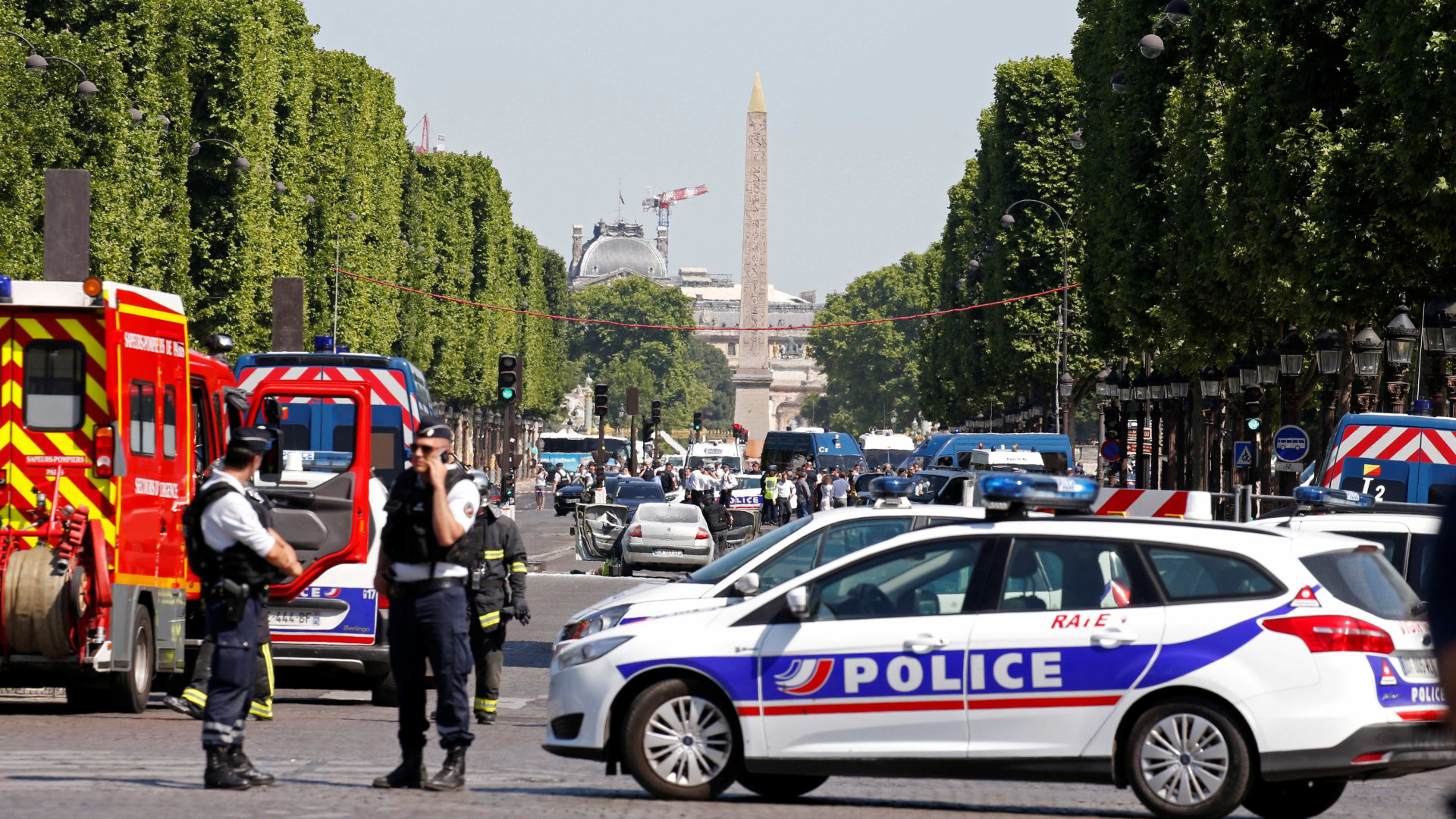 Homem lança carro contra policiais
na Champs-Elysées, em Paris