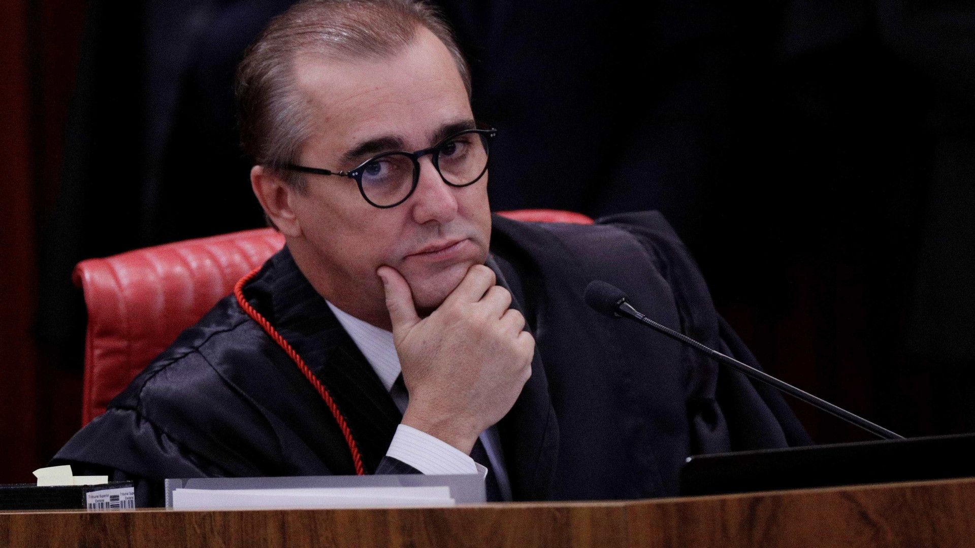 Acusado de agressão, ministro afirma que mulher escorregou
